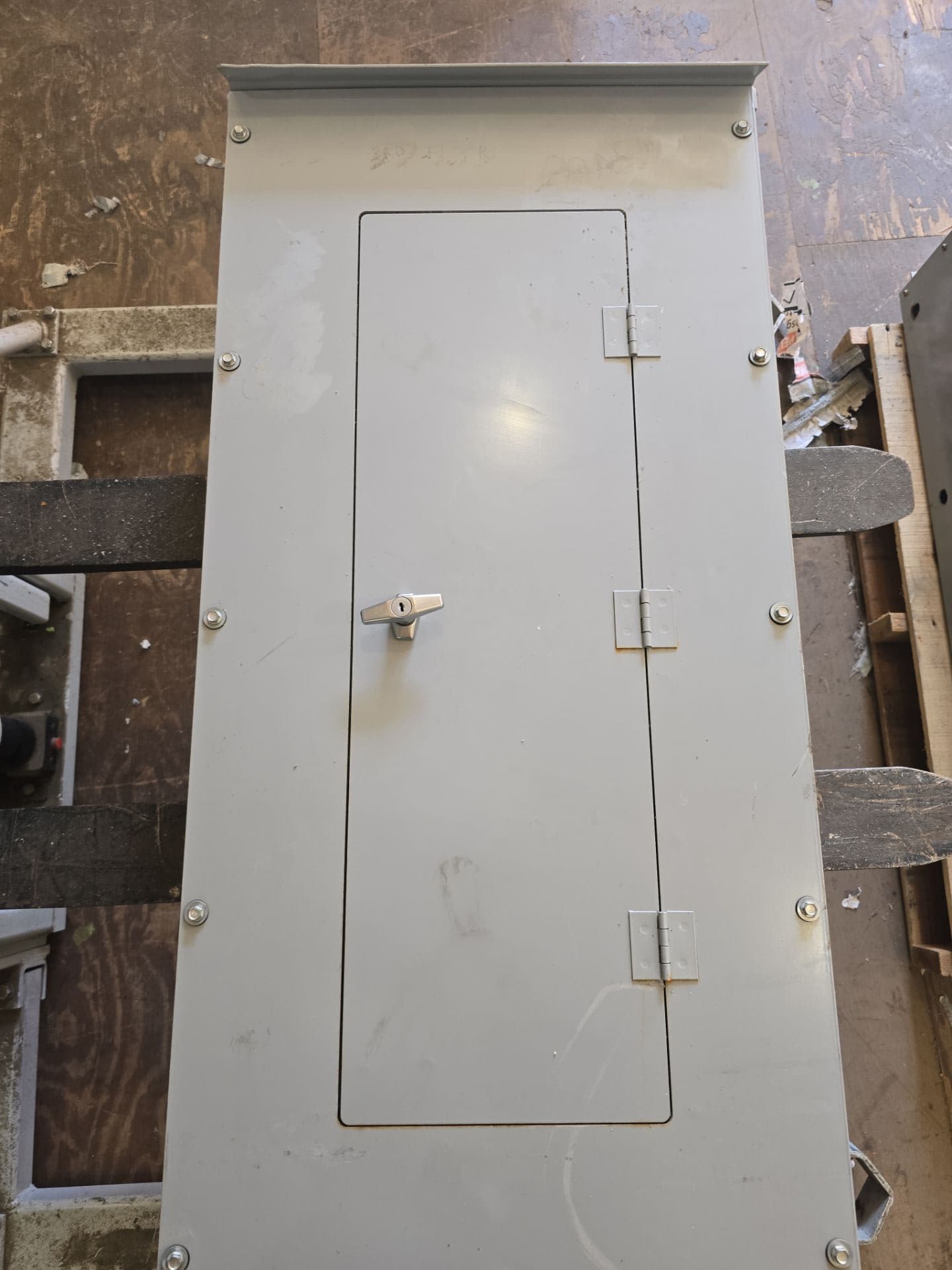 Eaton PRL1A Panelboard 225A 208Y/120V 3PH 4W 42 Space 3R Encl MLO Outdoor – image 1