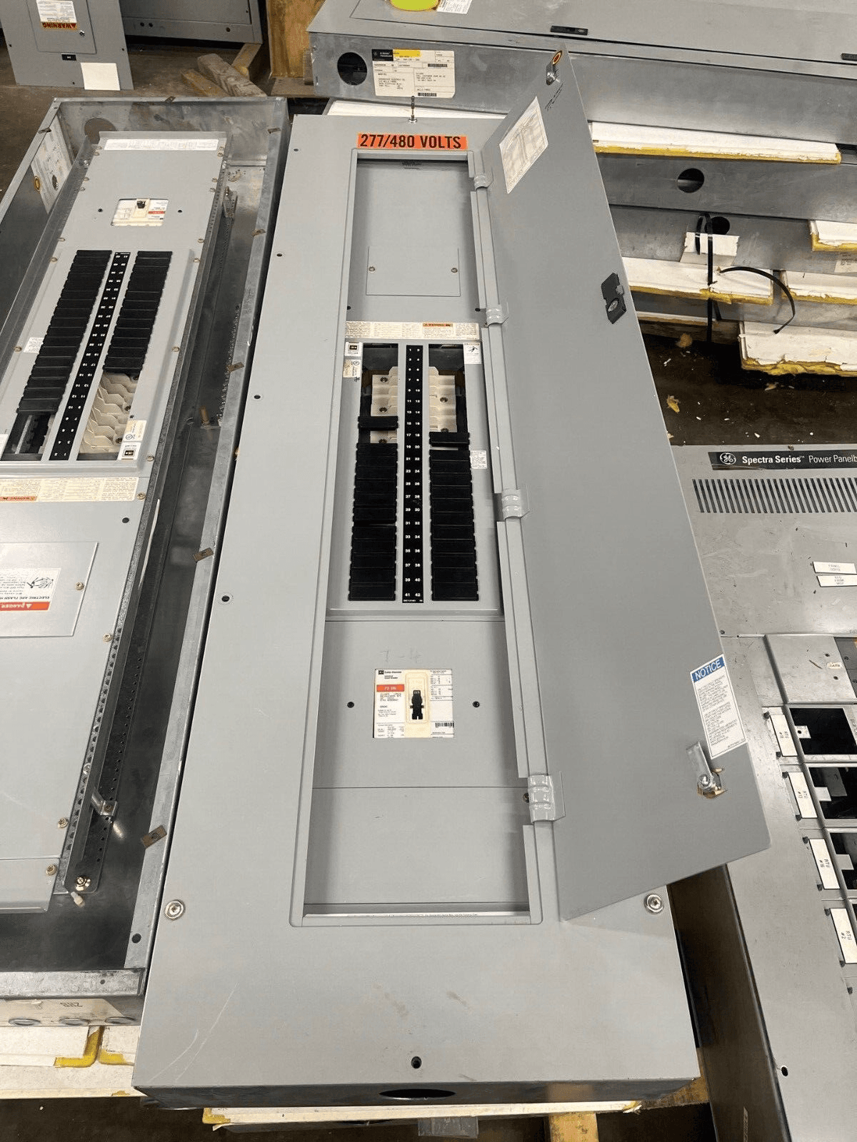 Cutler Hammer PRL2A Panelboard 400A 277/480V 3PH 4W Indoor Encl 42Cir MLO P574 – image 1