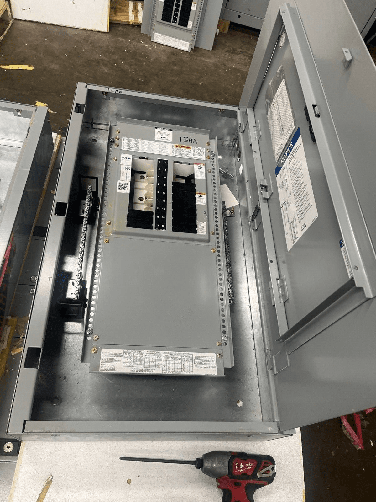 Eaton PRL2A Panelboard 100A 480/277V 3PH 4W Indoor Encl 18 Circuit MLO P576 – image 1