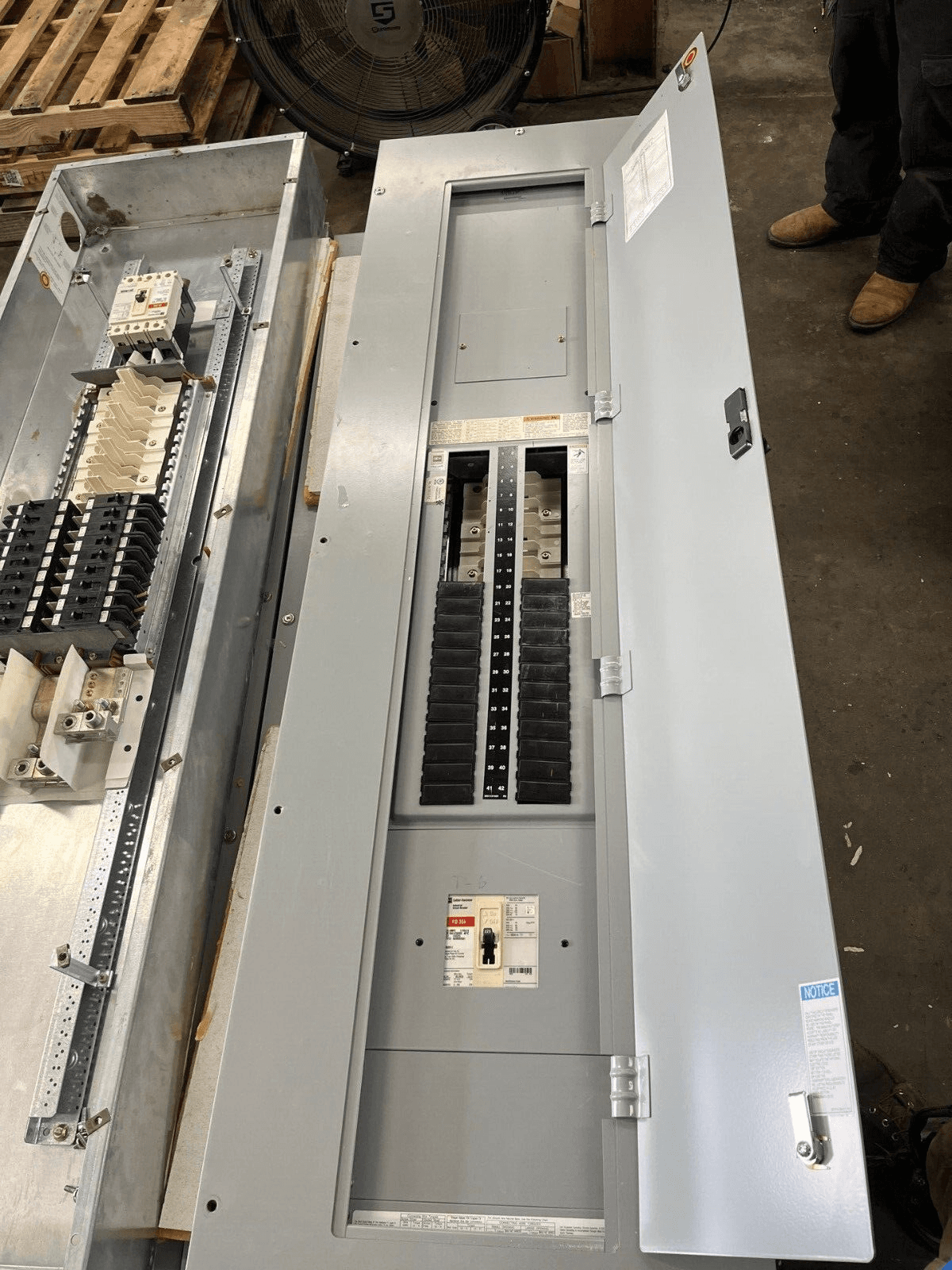 Cutler Hammer PRL2A Panelboard 400A 277/480V 3PH 4W 42Cir Indoor Encl P578 – image 1