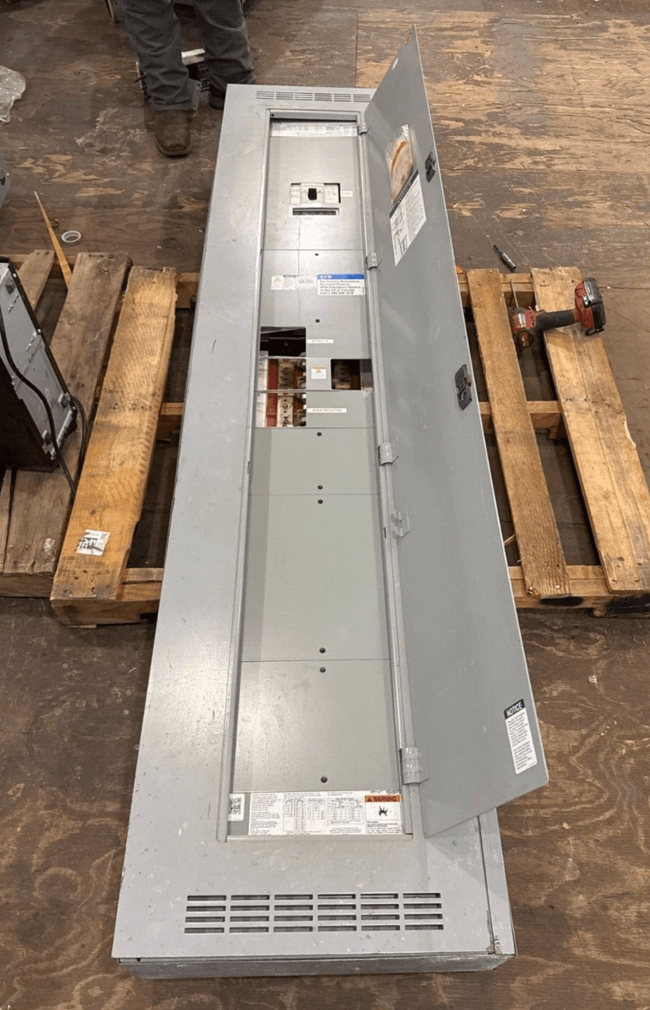 Eaton PRL3A Panelboard 400A 480/277V 3PH 4W 18 Cir Indoor Encl P632 – image 1