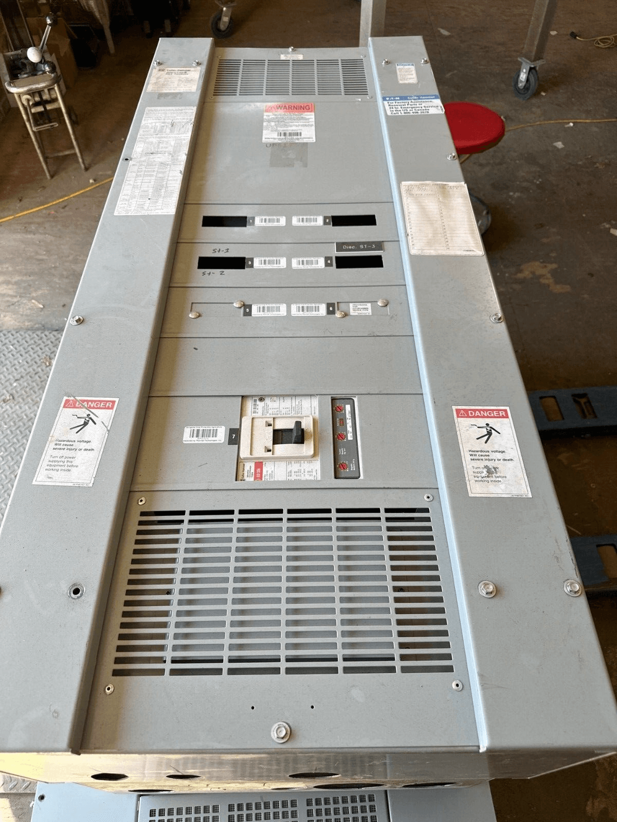 Cutler Hammer PRL4B Panelboard 400A 480V 3PH 3W 18 Cir MCB Indoor Encl P022 – image 1