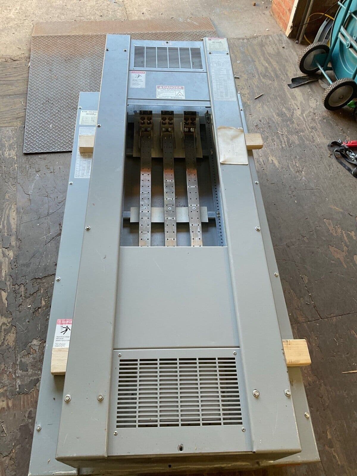 Cutler Hammer PRL4B Panelboard 800A 480/277V 3PH 4W MLO Indoor P666 – image 1