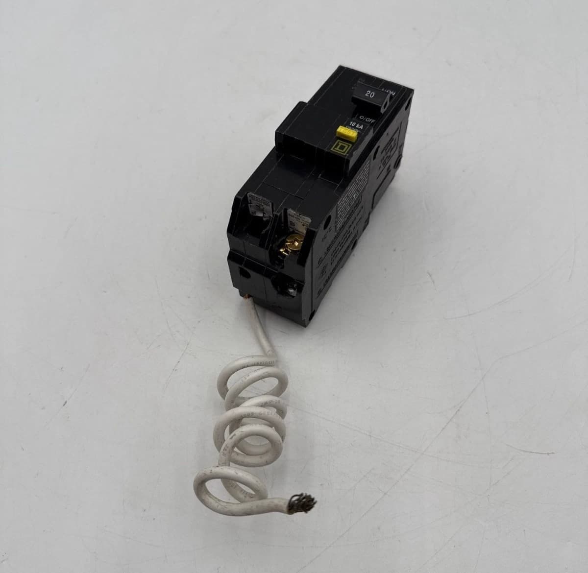 Square D QOB220GFI Circuit Breaker 20A 2P 120/240V 1PH 10kA QOB Bolt On 20 Amp – image 1