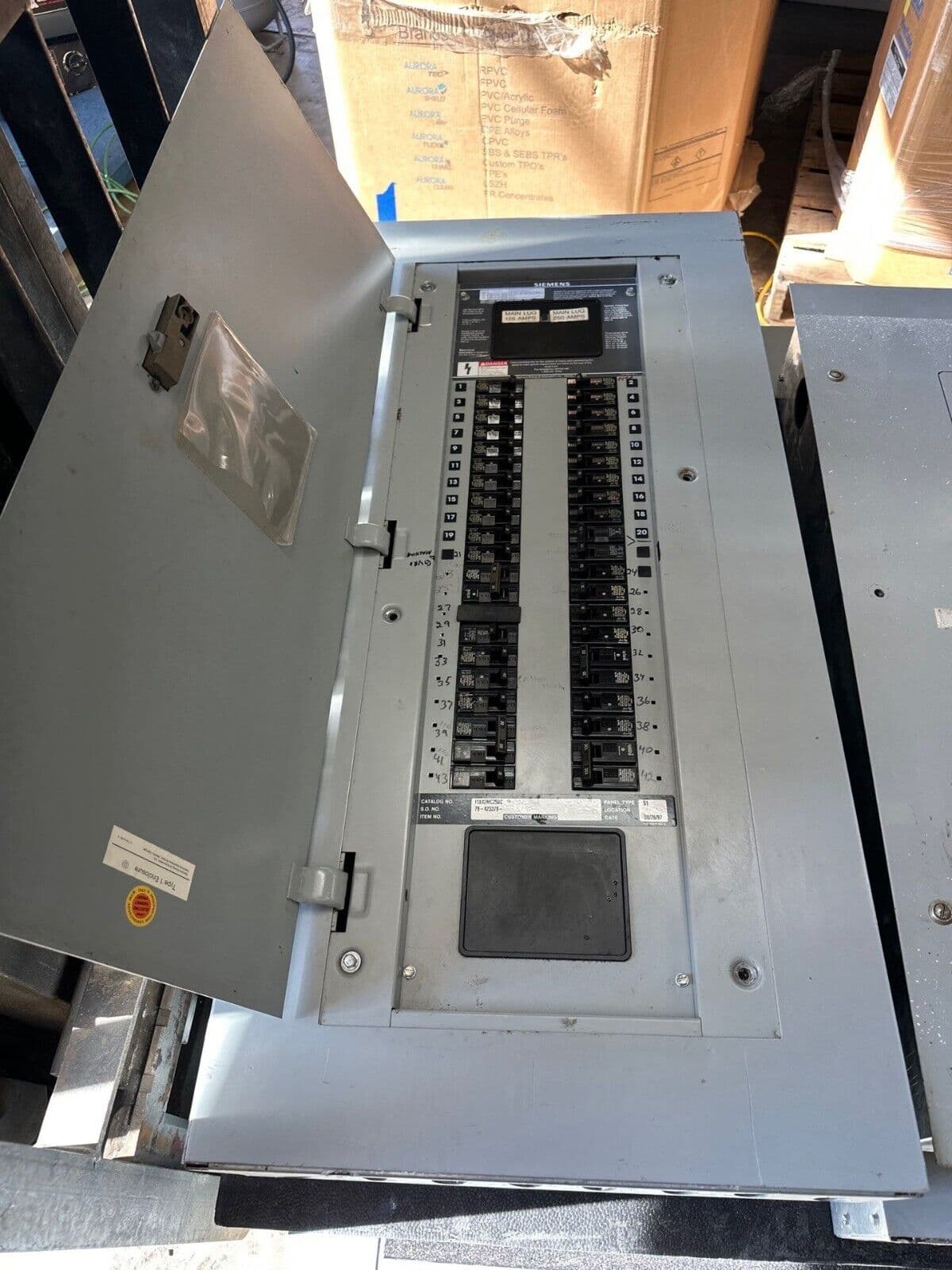 Siemens S1 Panelboard 250A 208Y/120V 3PH 4W 42 Circuit Indoor Encl P395 – image 1