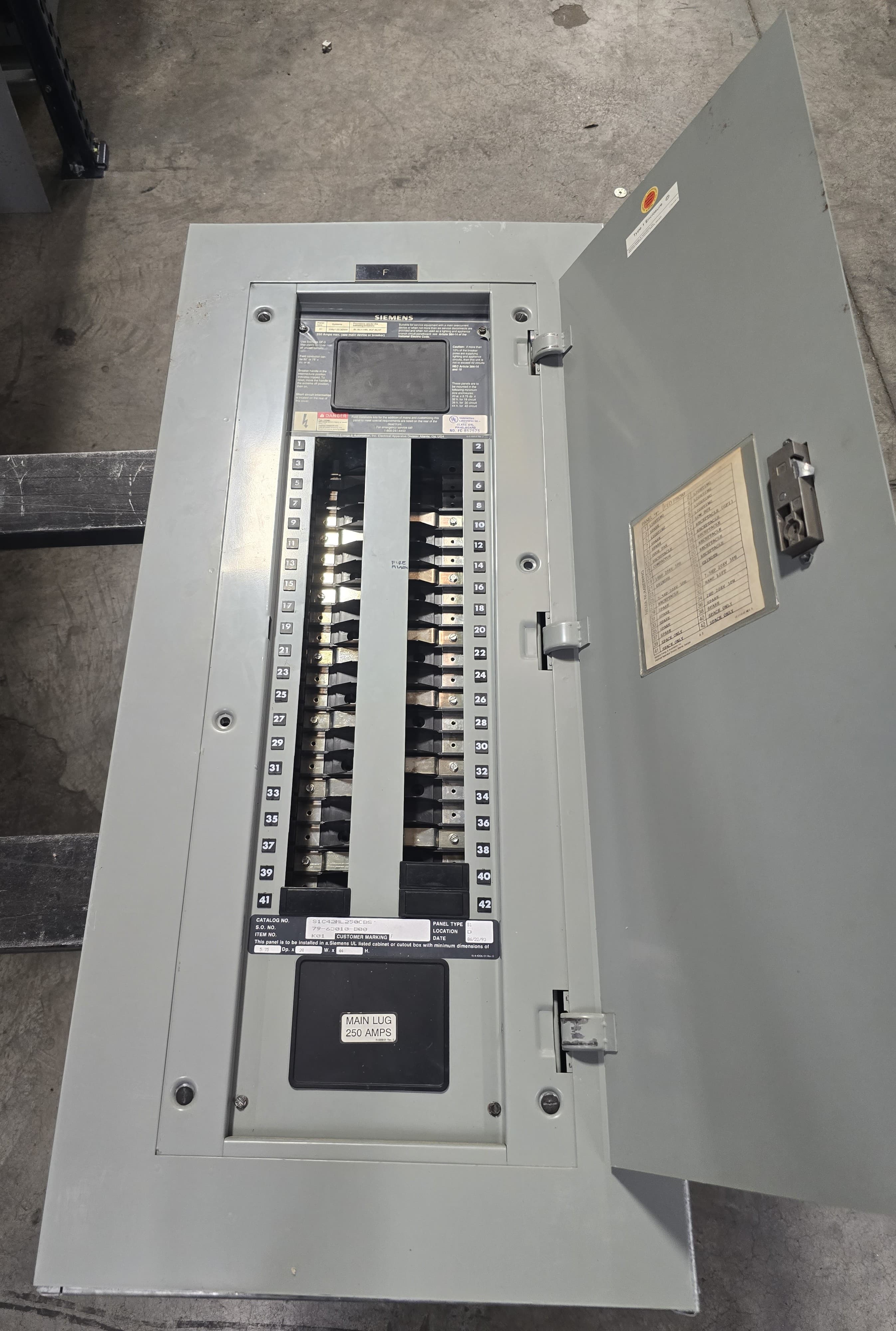 Siemens S1C42ML250CBS Panelboard 250A 208/120V 3PH 4W 250 Amp 42 Cir MLO Panel – image 1