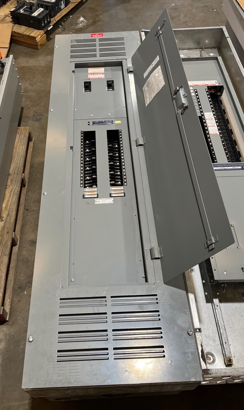 Square D NQOD442L400TFL Panelboard 400A 208/120V 4W 3PH 42 Cir MLO Panel 400 Amp – image 1