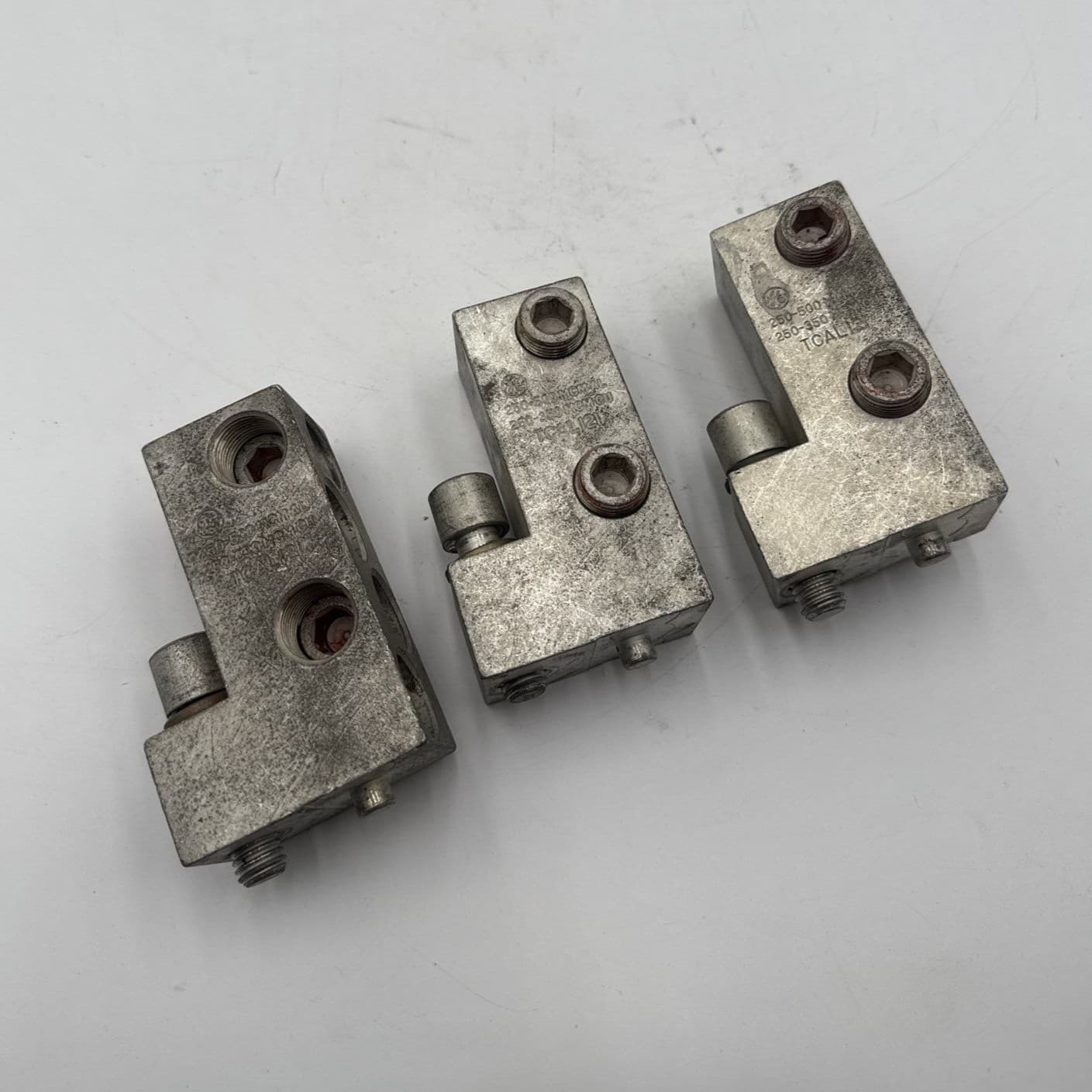 GE TCAL121 CIRCUIT BREAKER LUG 250-350KCMIL/COP 500KCMIL/ALU 4PORT 3PC – image 1