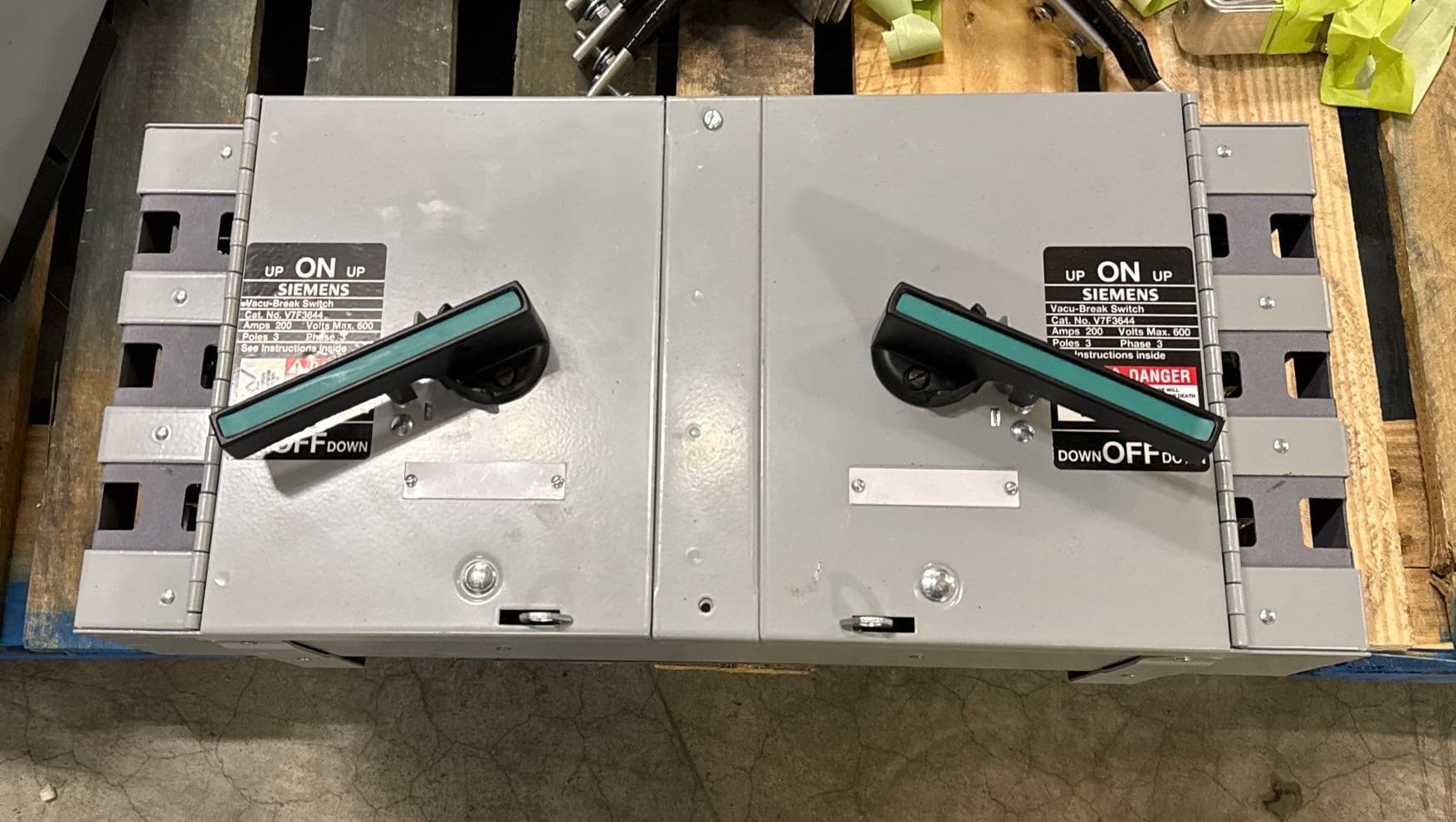 Siemens V7F3644 Vacu-Breaker Panelboard Switch 200A 3P 600V 3PH 200 Amp