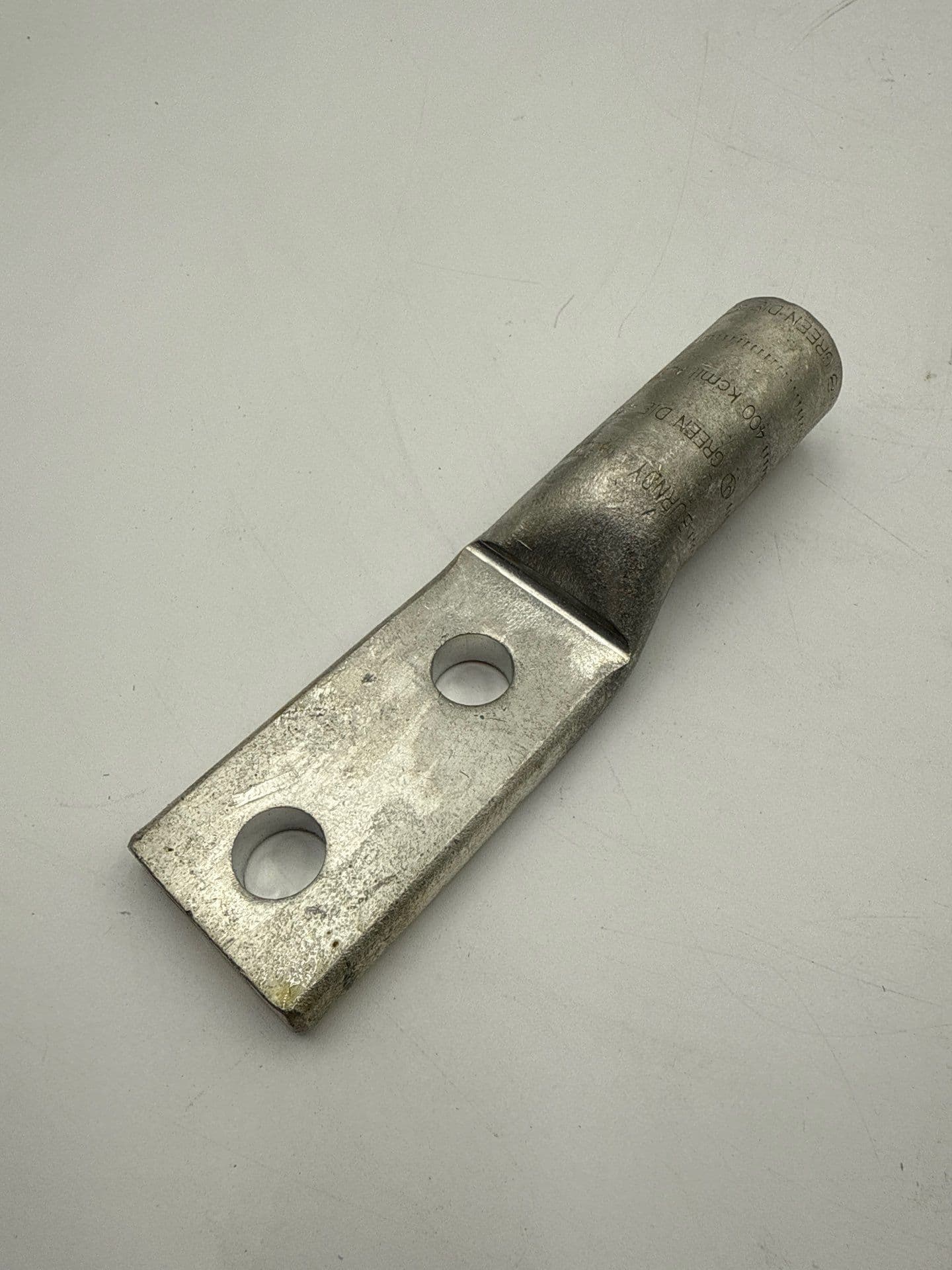 Burndy YA32A3 Compression Lug 2-Hole 400 kcmil Green Die 472 Stud 1/2 Inch – image 1