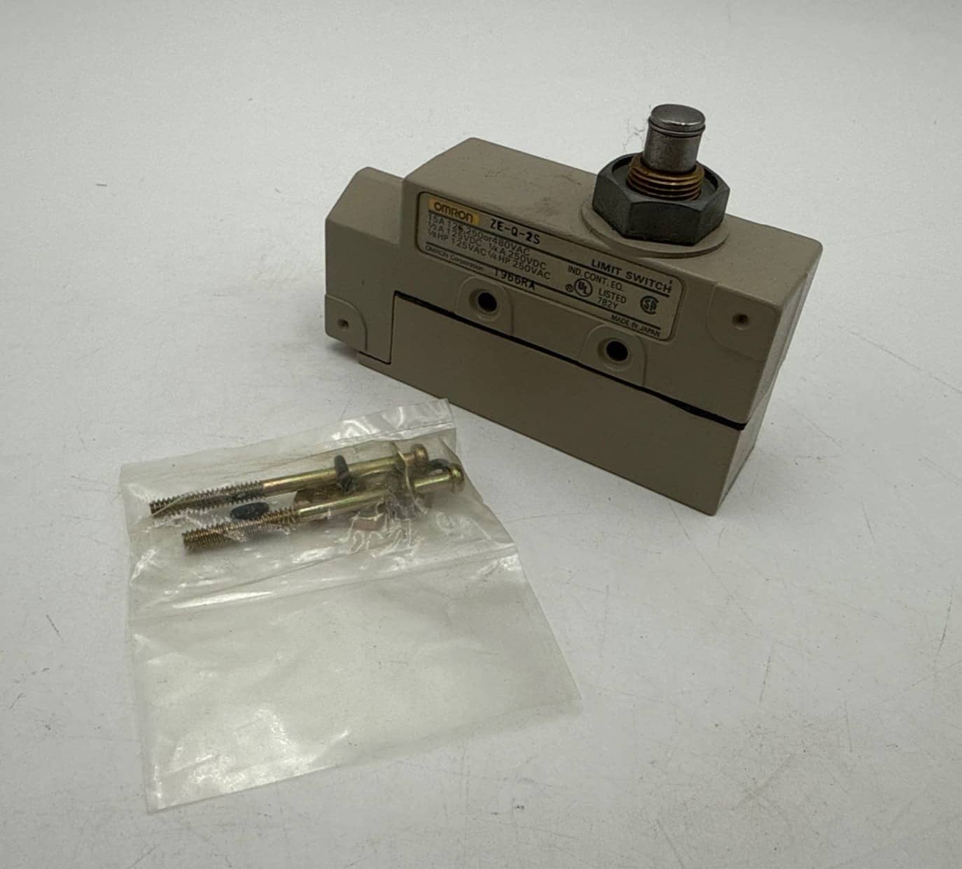 Omron ZE-Q-2S Plunger Style Limit Switch SPDT 15A 480V