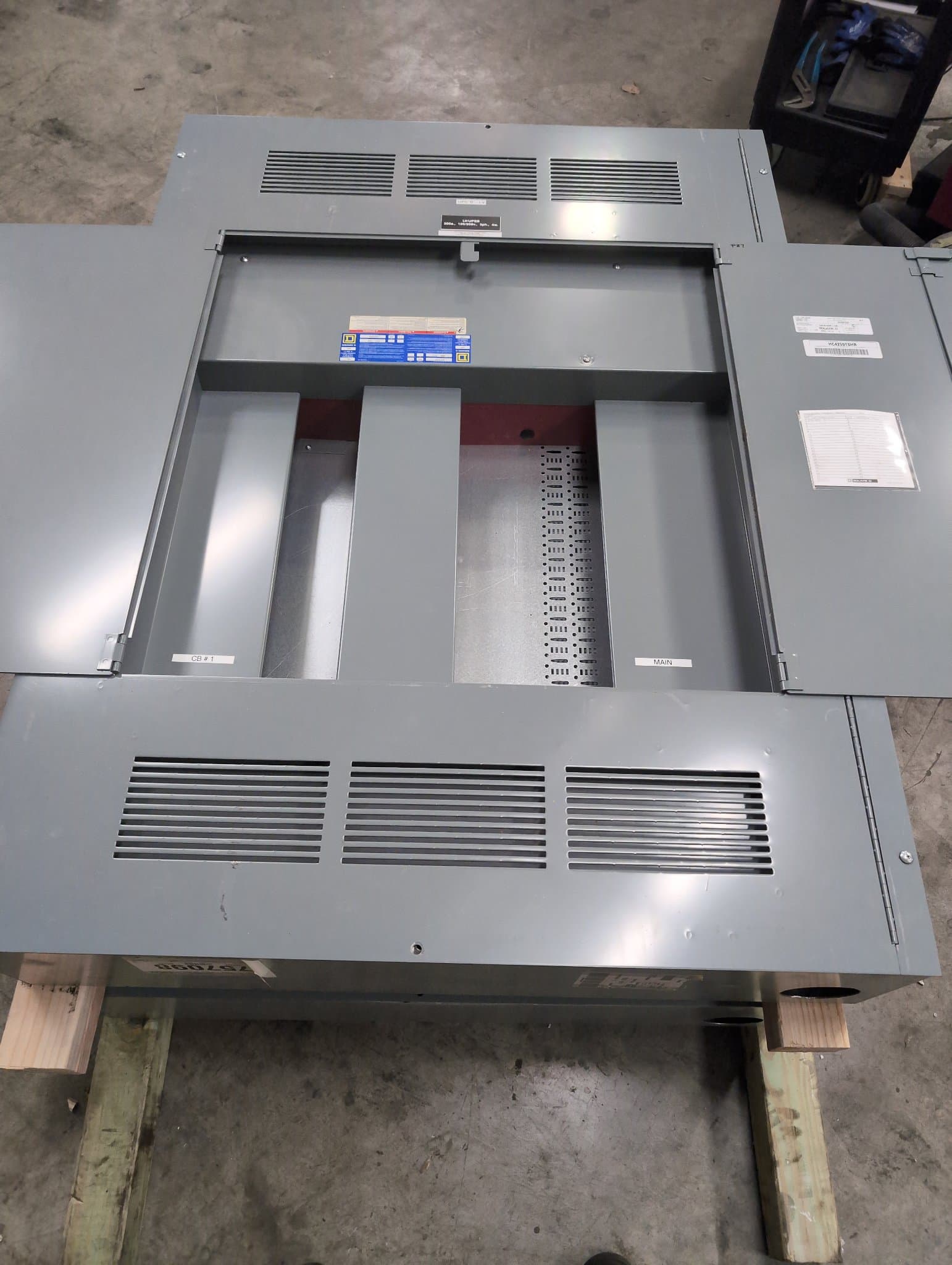 Square D HCP23594 Panelboard 400A 600/250V MLO 42 Cir NEMA 1 – image 1