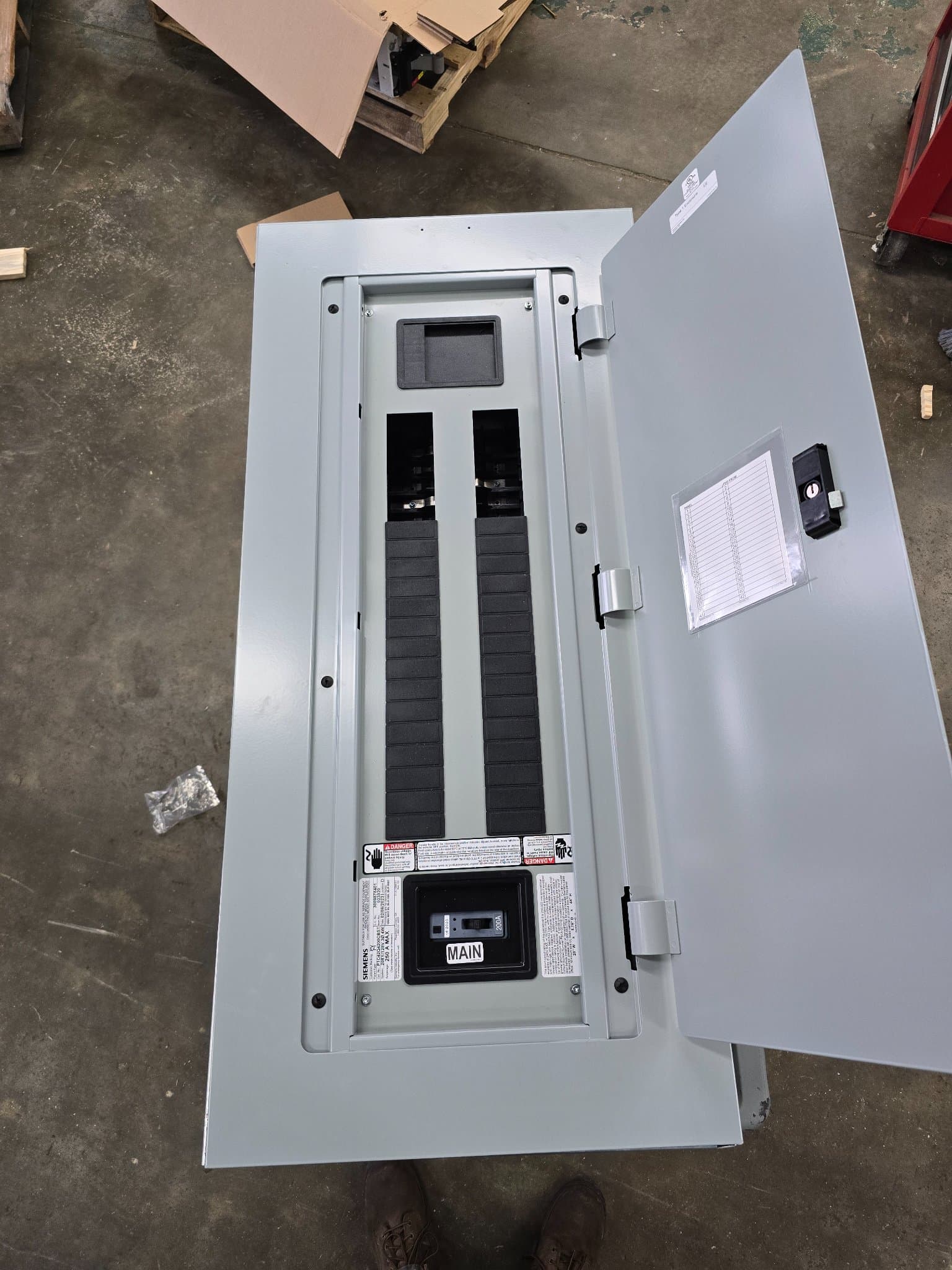 Siemens P1C42Q4200CBST Panelboard 200A 208/120V 48 Cir NEMA 1 – image 1