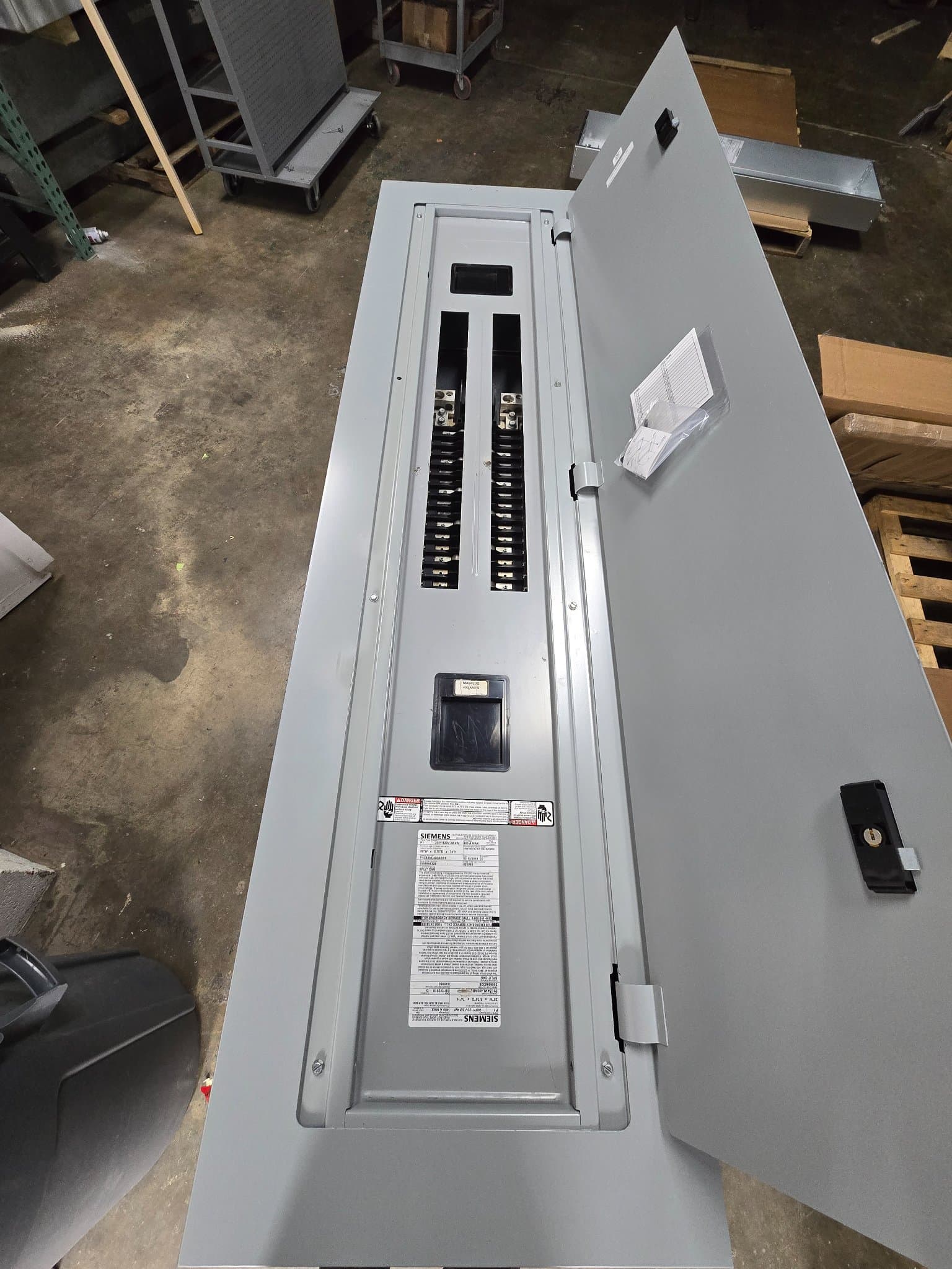 Siemens P1C54ML400ABST Panelboard 400A 208/120V MLO 54 Cir NEMA 1 – image 1