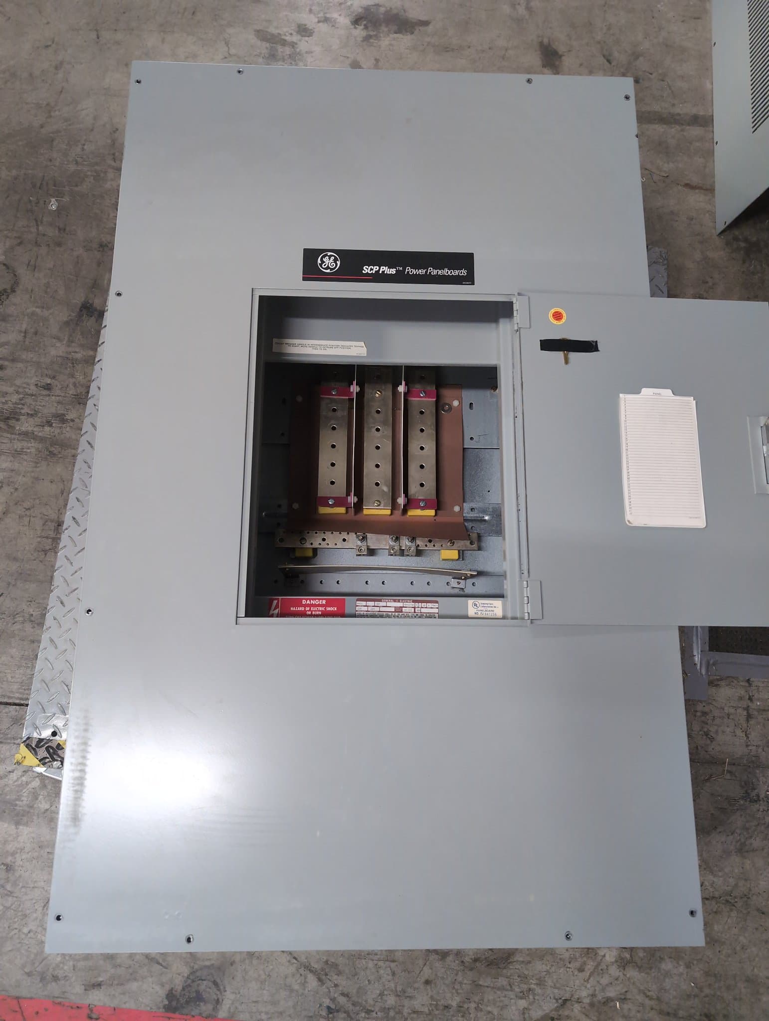 GE SCP Panelboard 225A 480/277V MLO 14 Cir NEMA 2 – image 1