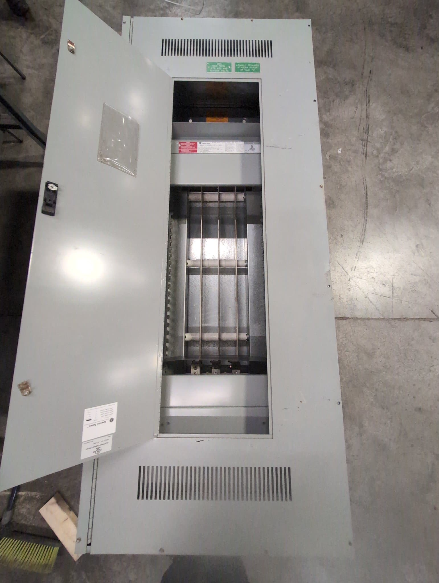 GE APNB28004FH2B Spectra Panelboard 400A 208/120V 52 Cir NEMA 1 – image 1