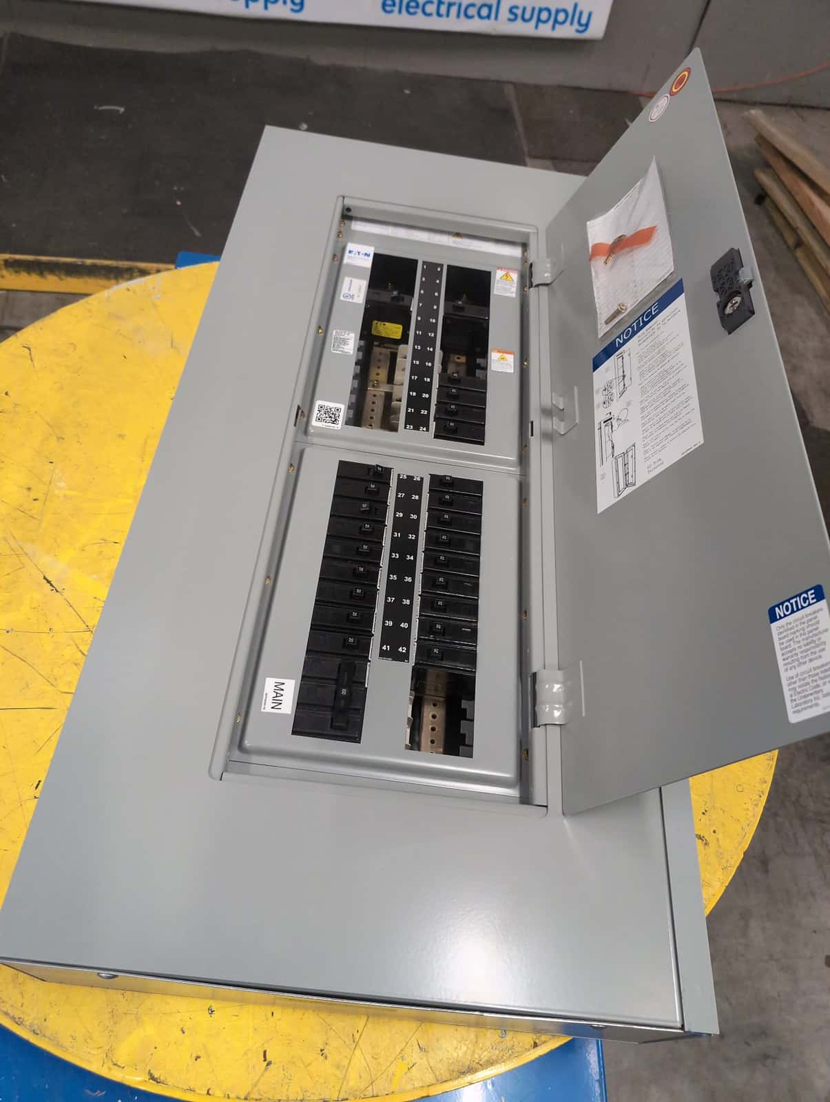Eaton PRL1X POW-R-LINE Panelboard 100A 208/120V 42 Cir NEMA 1