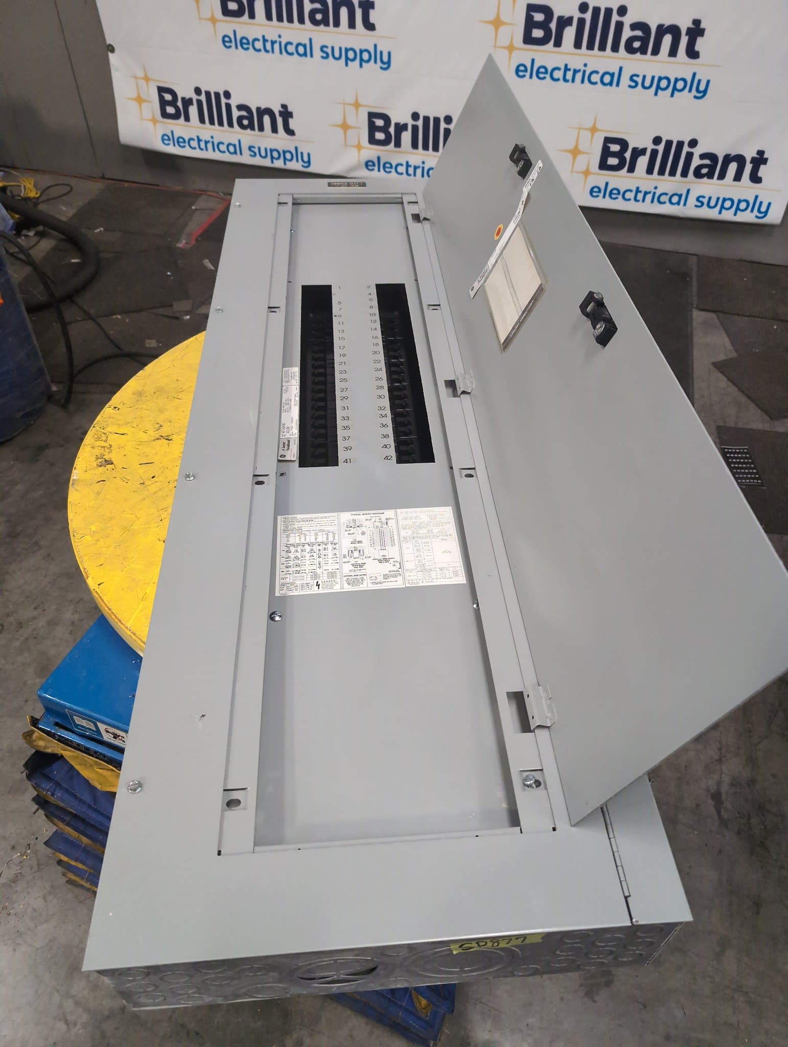 GE AEF3424SBX Panelboard 400A 480V MLO 42 Cir NEMA 1 – image 1