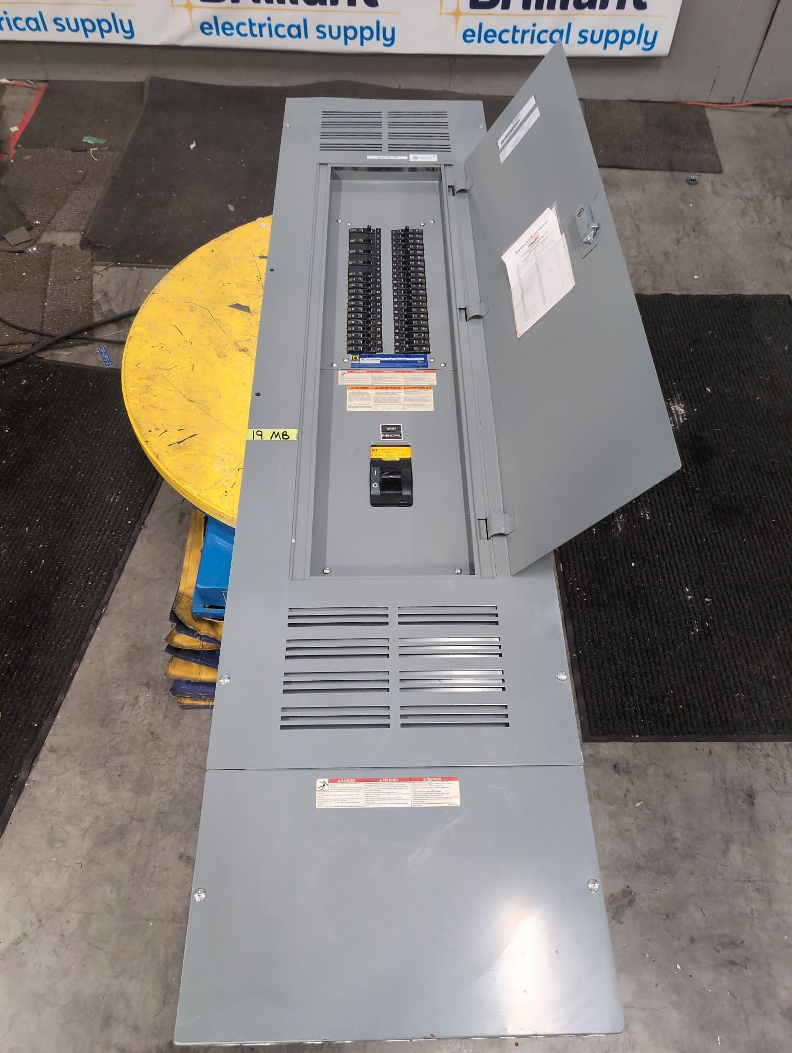 Square D MH68 NQ Panelboard 250A 208/120V 42 Cir NEMA 1 – image 1