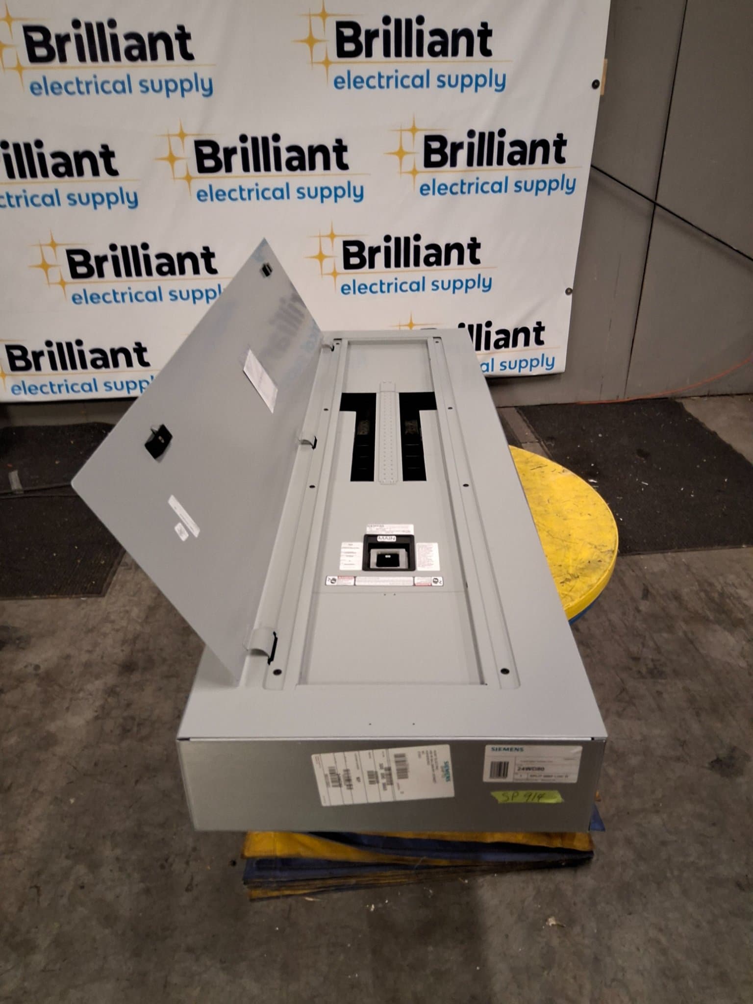 Siemens P3A80LX600FBS Panelboard 600A 120/240V 44 Cir NEMA 1 – image 1
