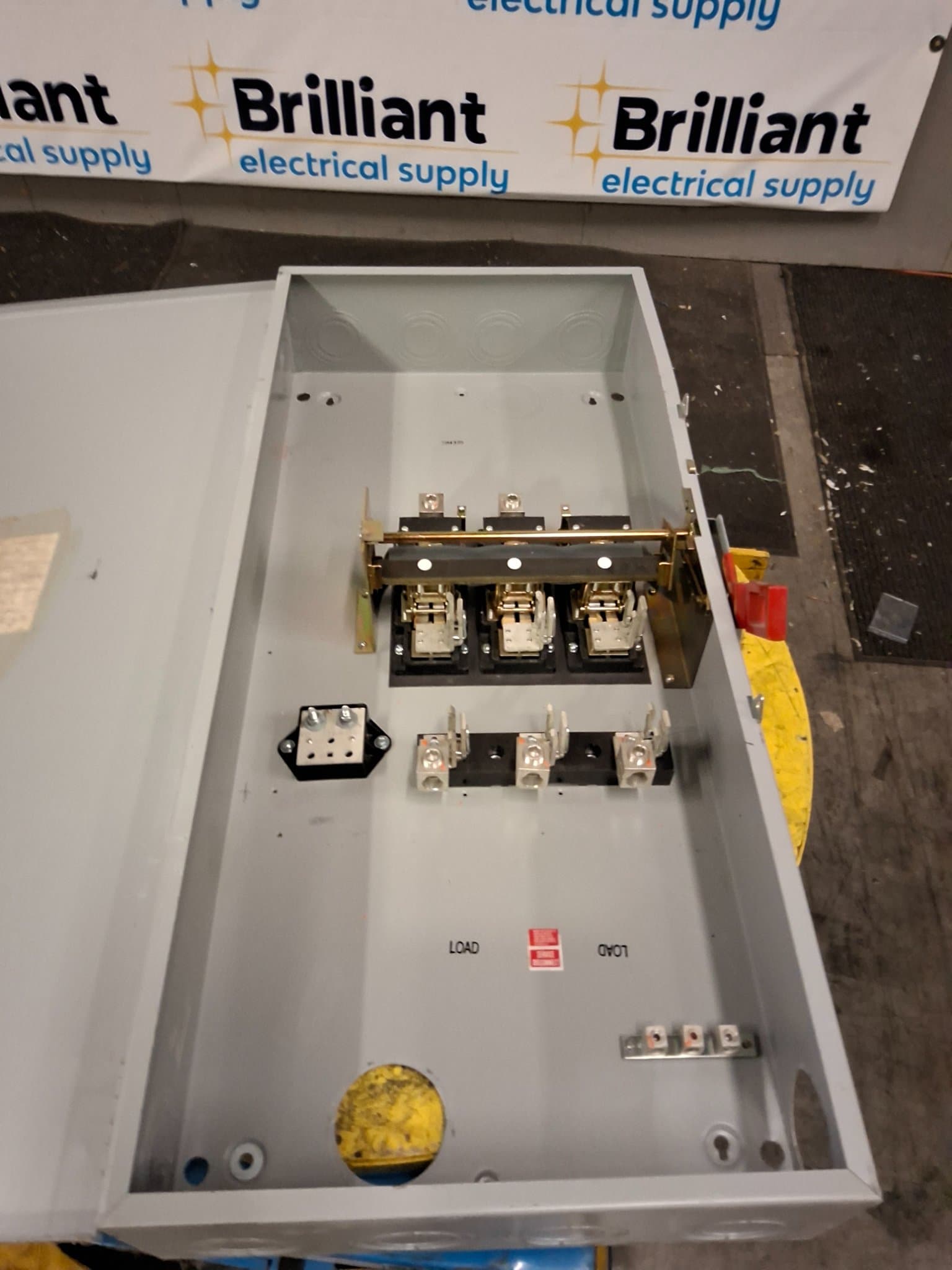 GE TH4325 Disconnect Switch 400A 240V Fusible NEMA 1 Indoor