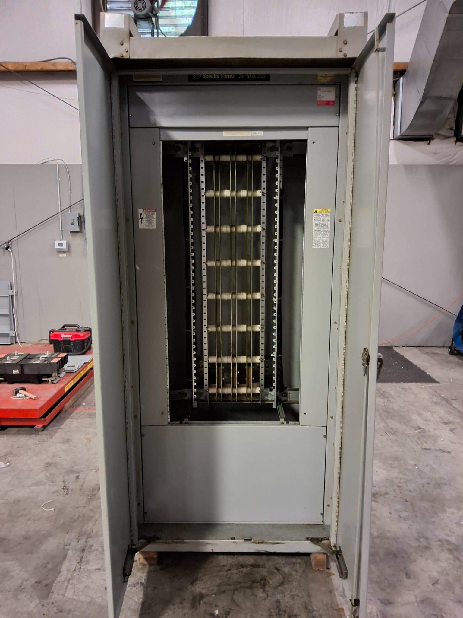 GE GE SPECTRA SERIES Switchboard — image 1 of 11