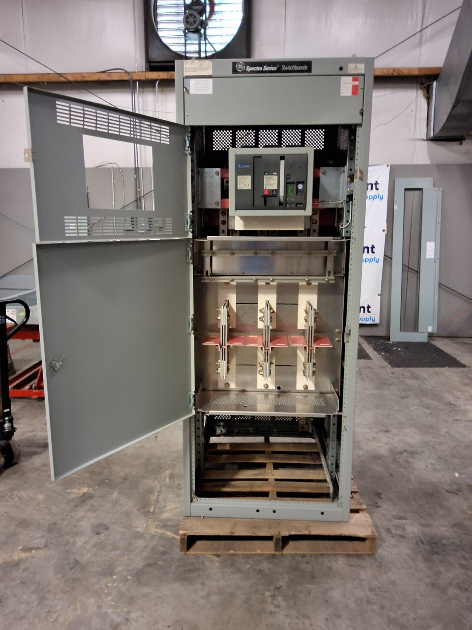 GE GE SPECTRA SERIES Switchboard — image 1 of 13