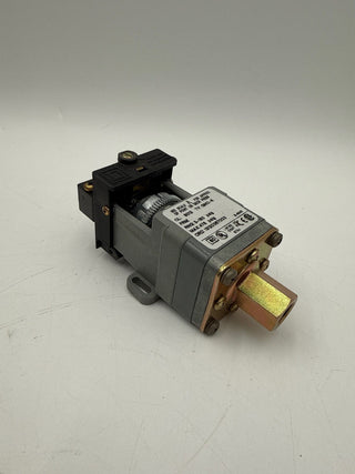 Square D 9012GNO5 Industrial Pressure Switch Class 9012 GNO-5 3-150PSIG New
