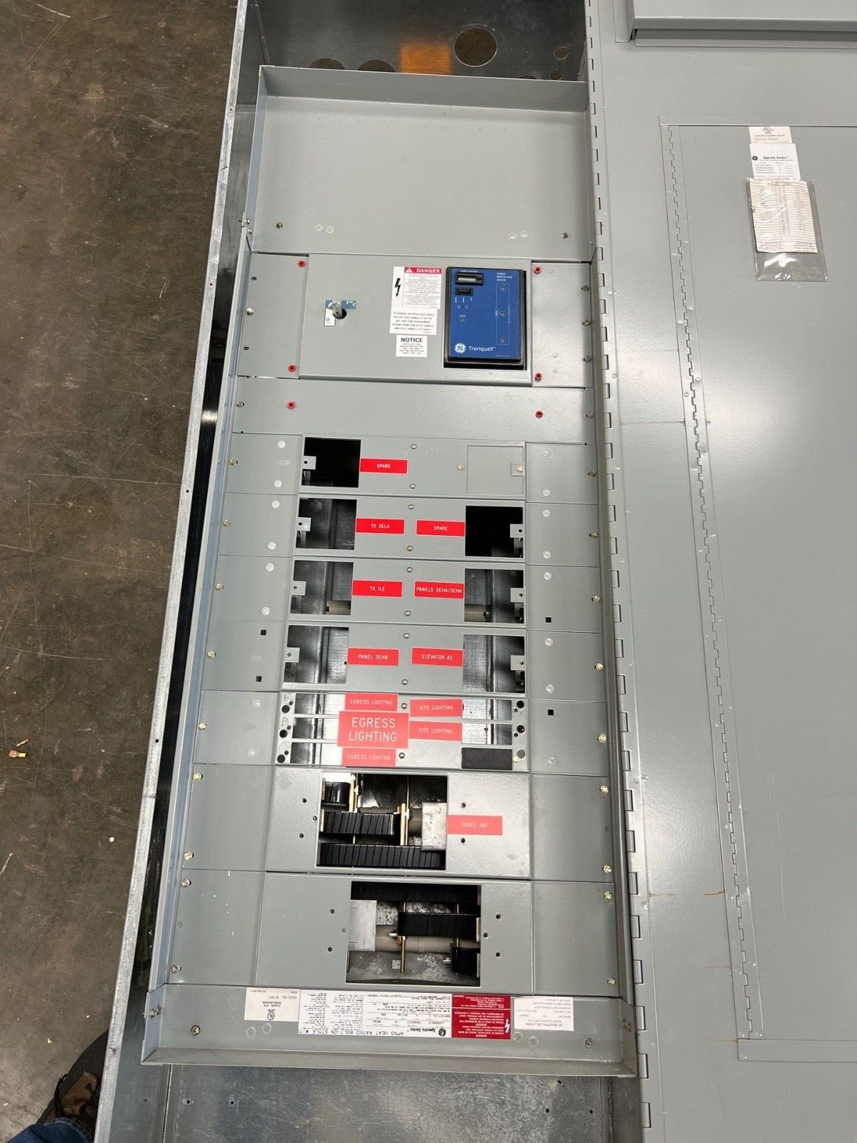 GE APN3 Bolt On Panelboard 600A 480/277V 3PH 4W 30 Cir Indoor Encl TPHE277Y20PP P651 Used