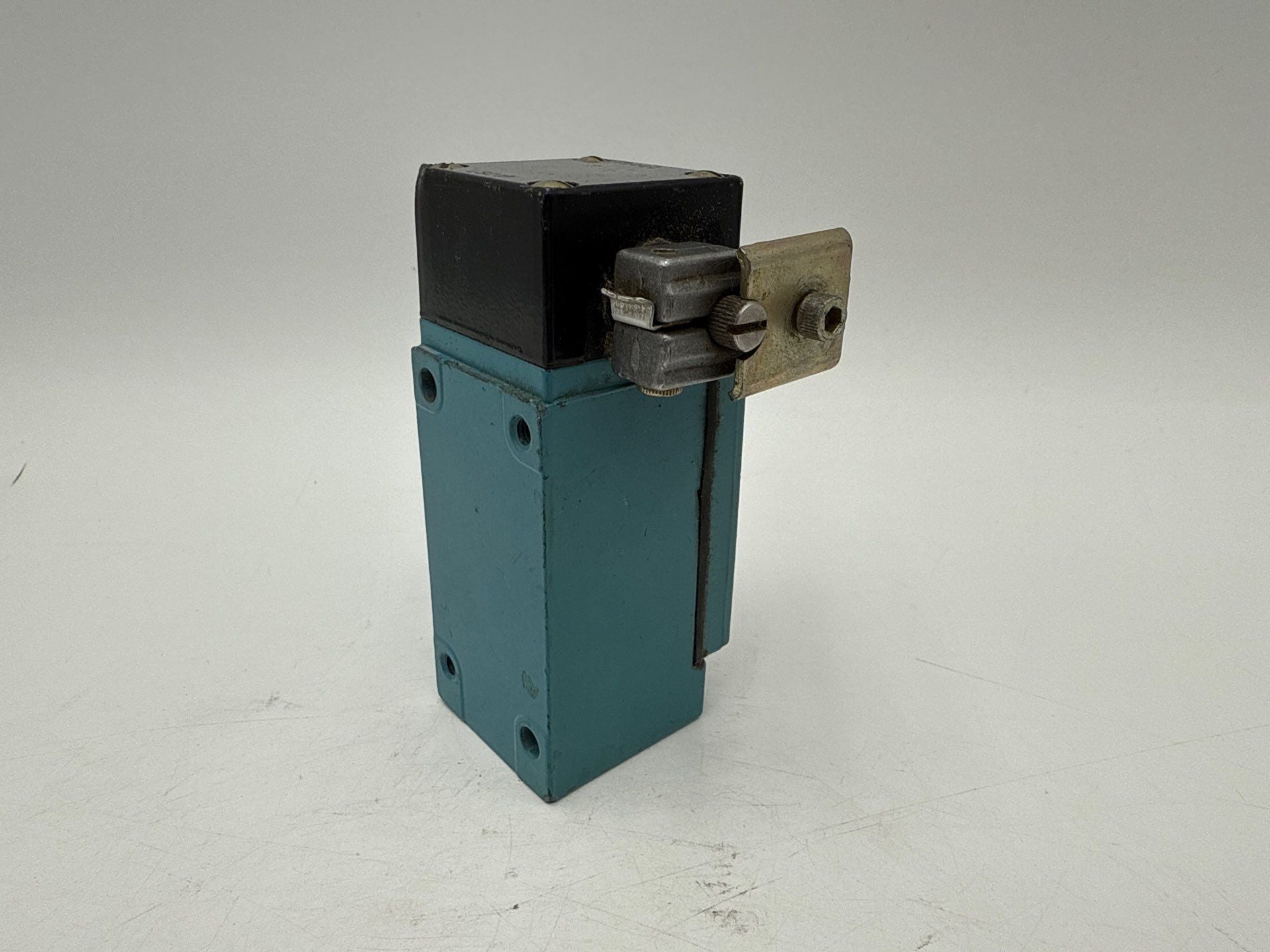 MicroSwitch LSP3K Limit Switch 10A 600V NEMA A600 Heavy Duty New