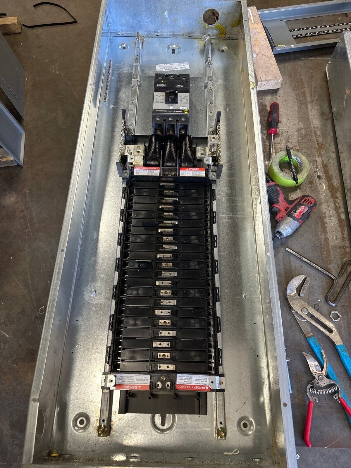 Square D NF Panelboard 250A 600V 3PH 3W 42 Circuit Indoor Encl MCB KAL36200 Main P004 Used