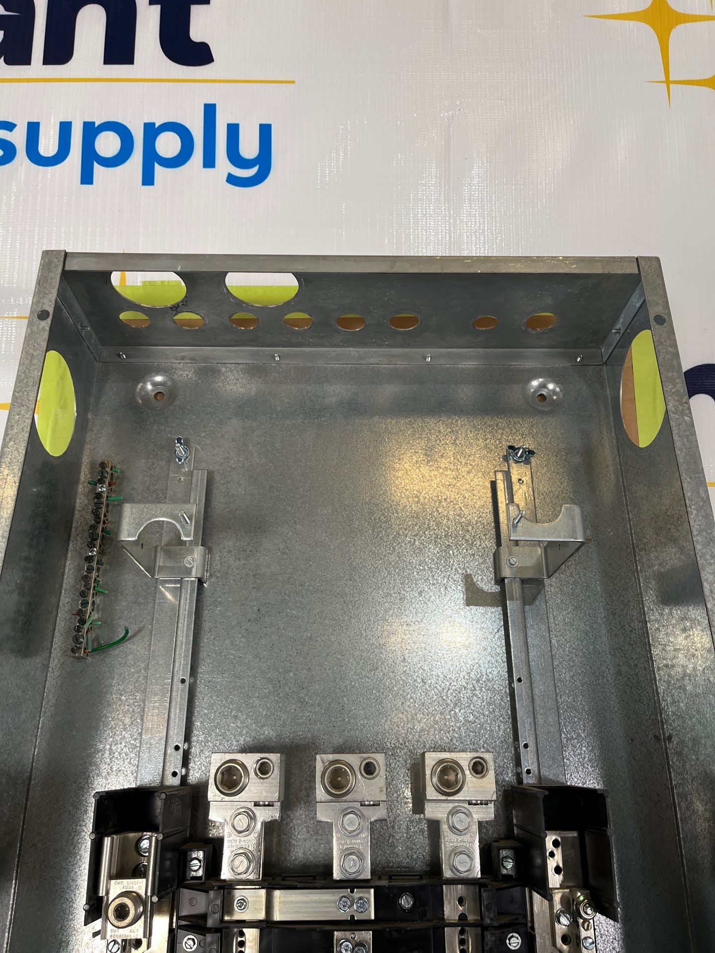 Siemens P1C42ML400ABF P1 Panelboard 400A 208/120V 3PH 4W 42 Cir MLO Indoor Encl B68 Box Used