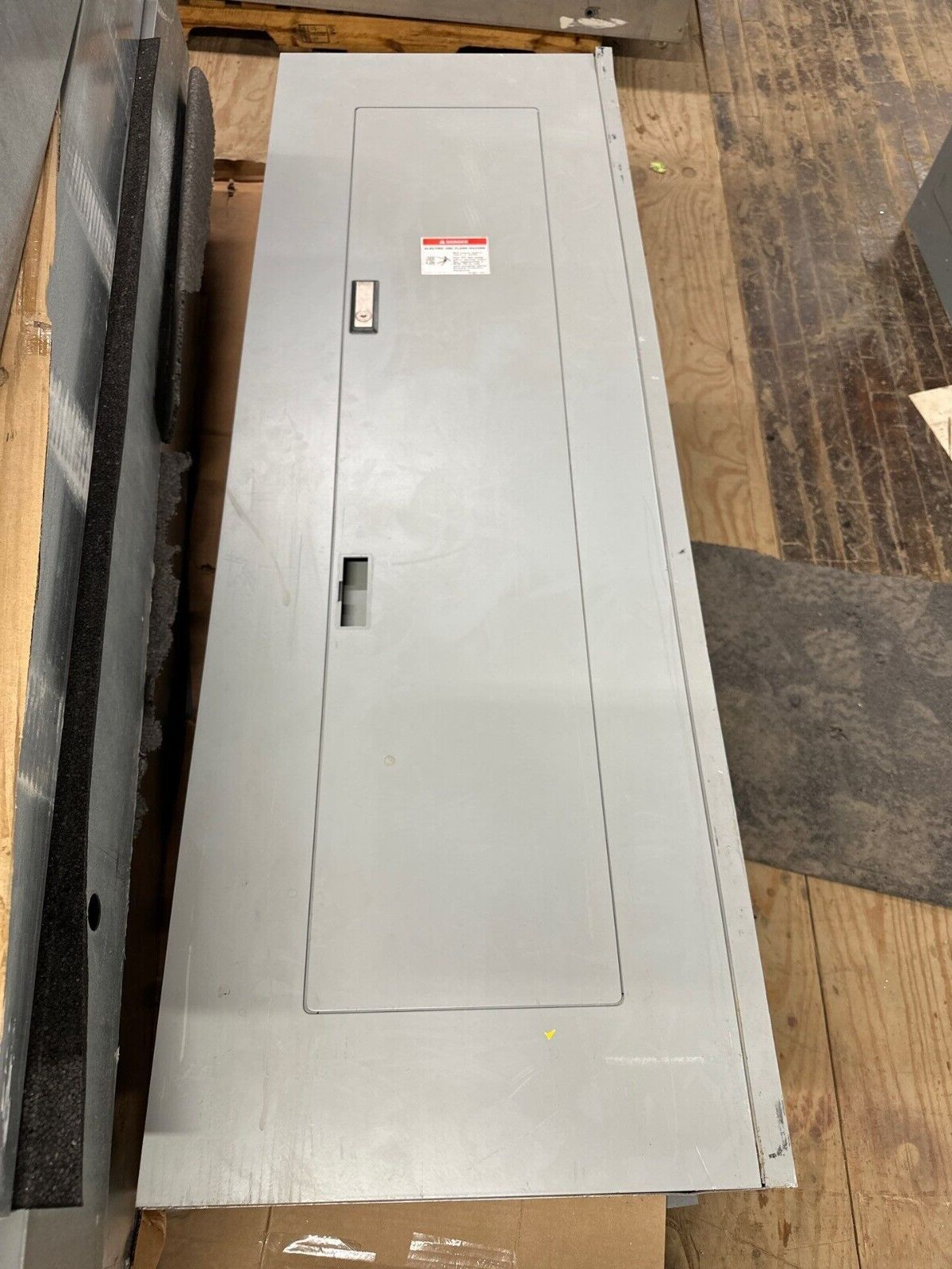 Eaton PRL1A Pow-R-Line Panelboard 400A 208Y/120V 3PH 4W MCB Indoor Encl 42 Cir P087 New