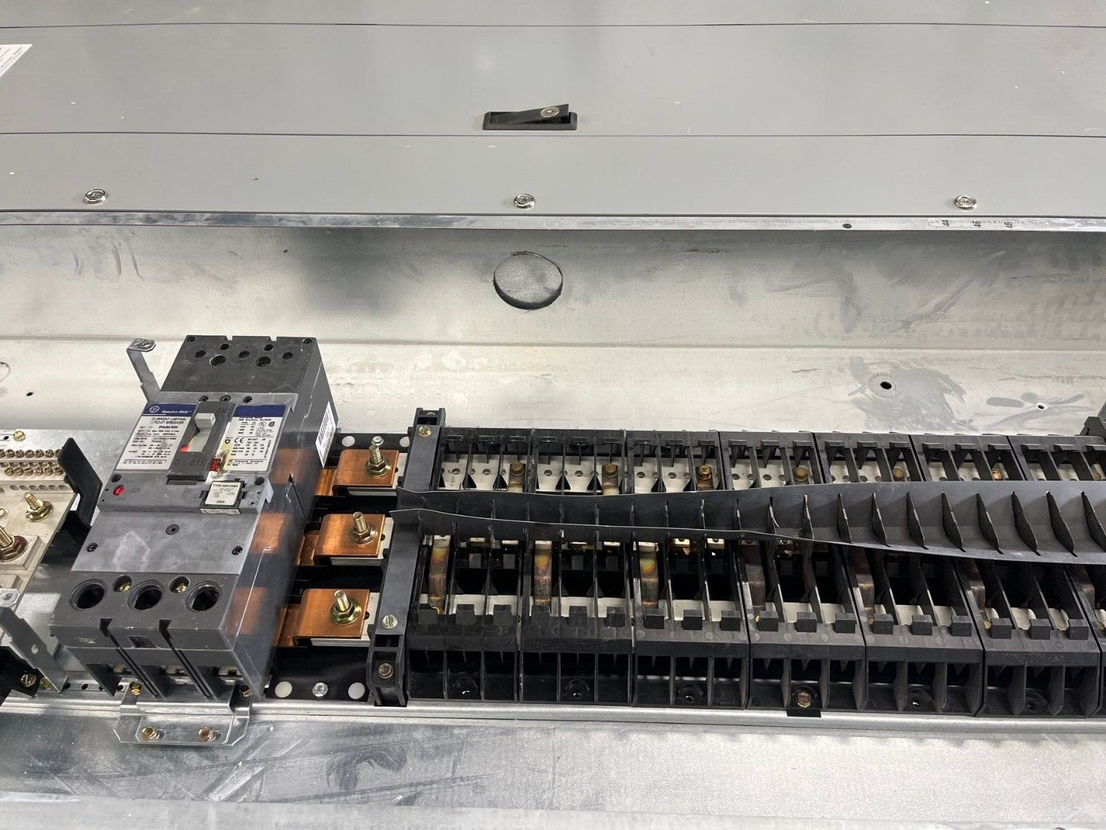 GE AEF3424MBX Panelboard 400A 3PH 480/277V 4W Indoor Encl MLO 42Cir SFHA36AT0250 P588 Used