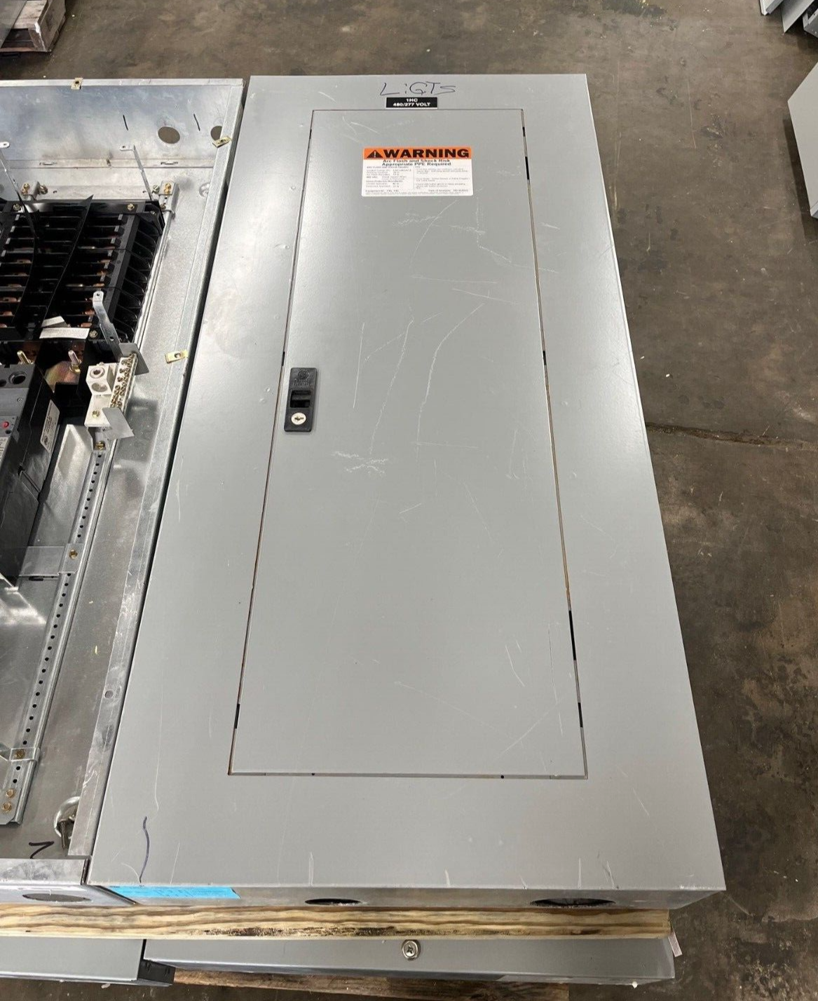 GE AEF3422MBX Panelboard 225A 480/277V 3PH MLO 4W 42 Circuit Indoor Encl AB43B P596 Used