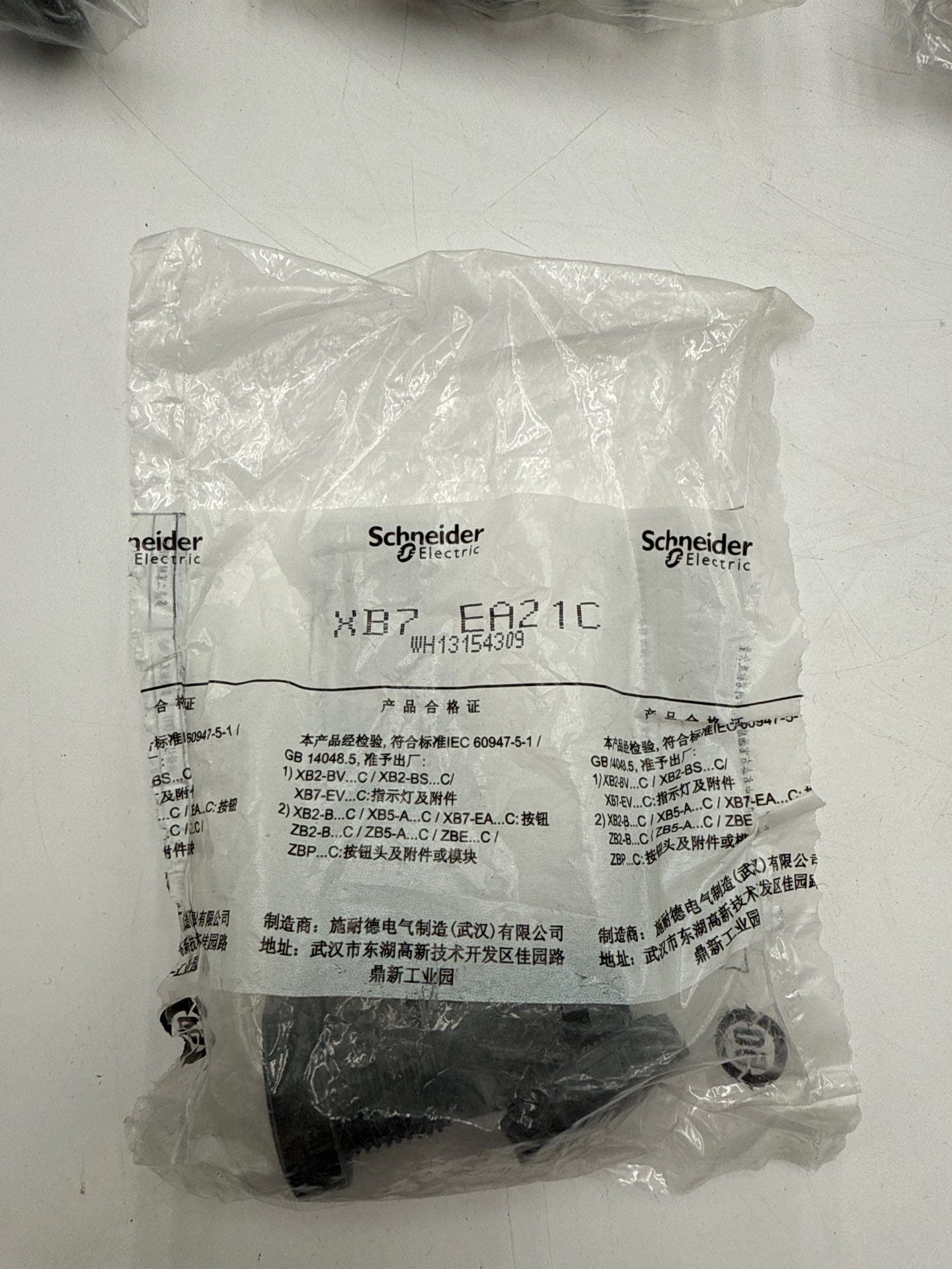 Schneider XB7 EA21C Pushbutton Switch 22mm Control Button Black 24PC New