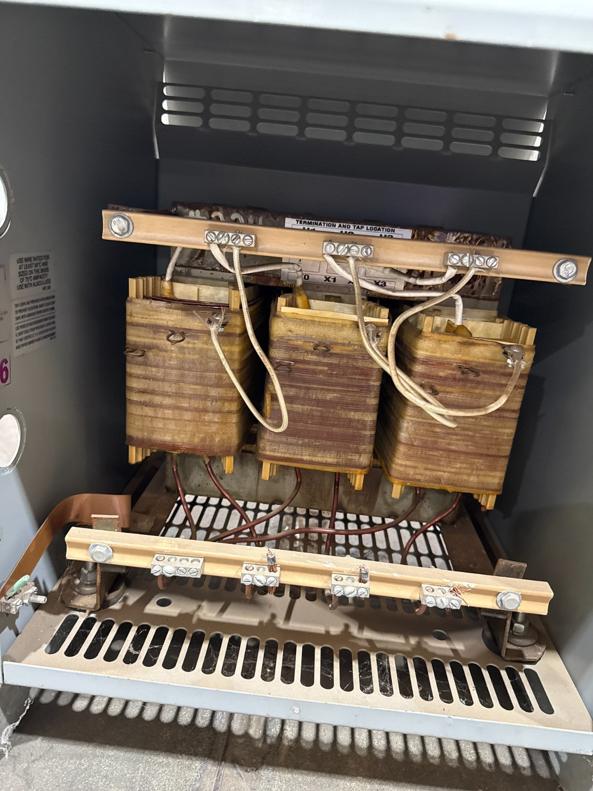 15 KVA Hammond MK015KB Transformer Pri 480V Sec 208/120V 3PH 3R Encl Used