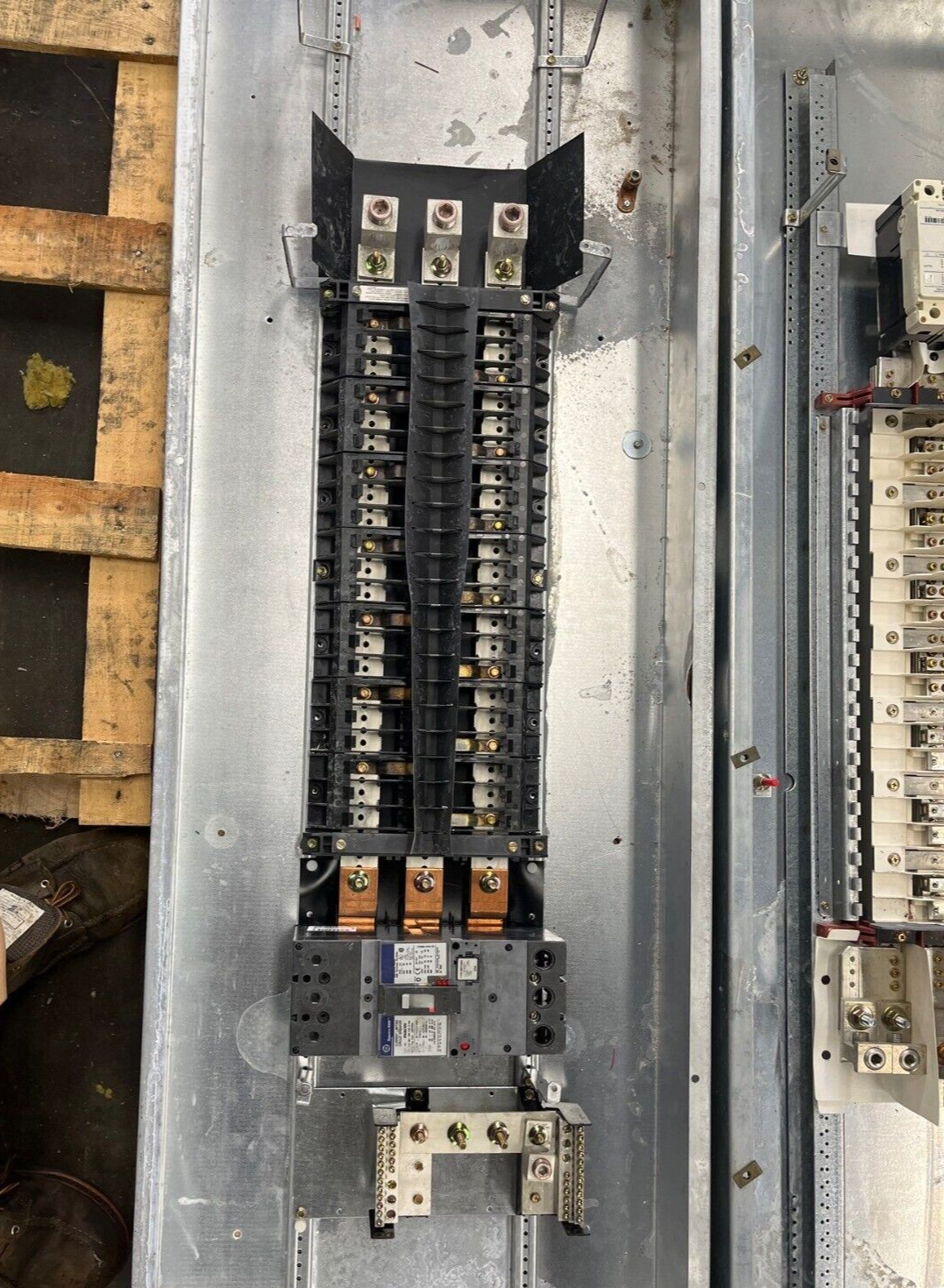 GE AEF3424MBX Panelboard 400A 3PH 480/277V 4W Indoor Encl MLO 42Cir SFHA36AT0250 P585 Used