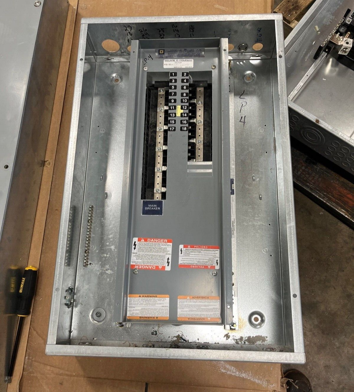 Square D NQOD430M100CUNL Panelboard 100A 208/120V 3PH 4W Indoor Encl MCB 30 Cir P569 Used