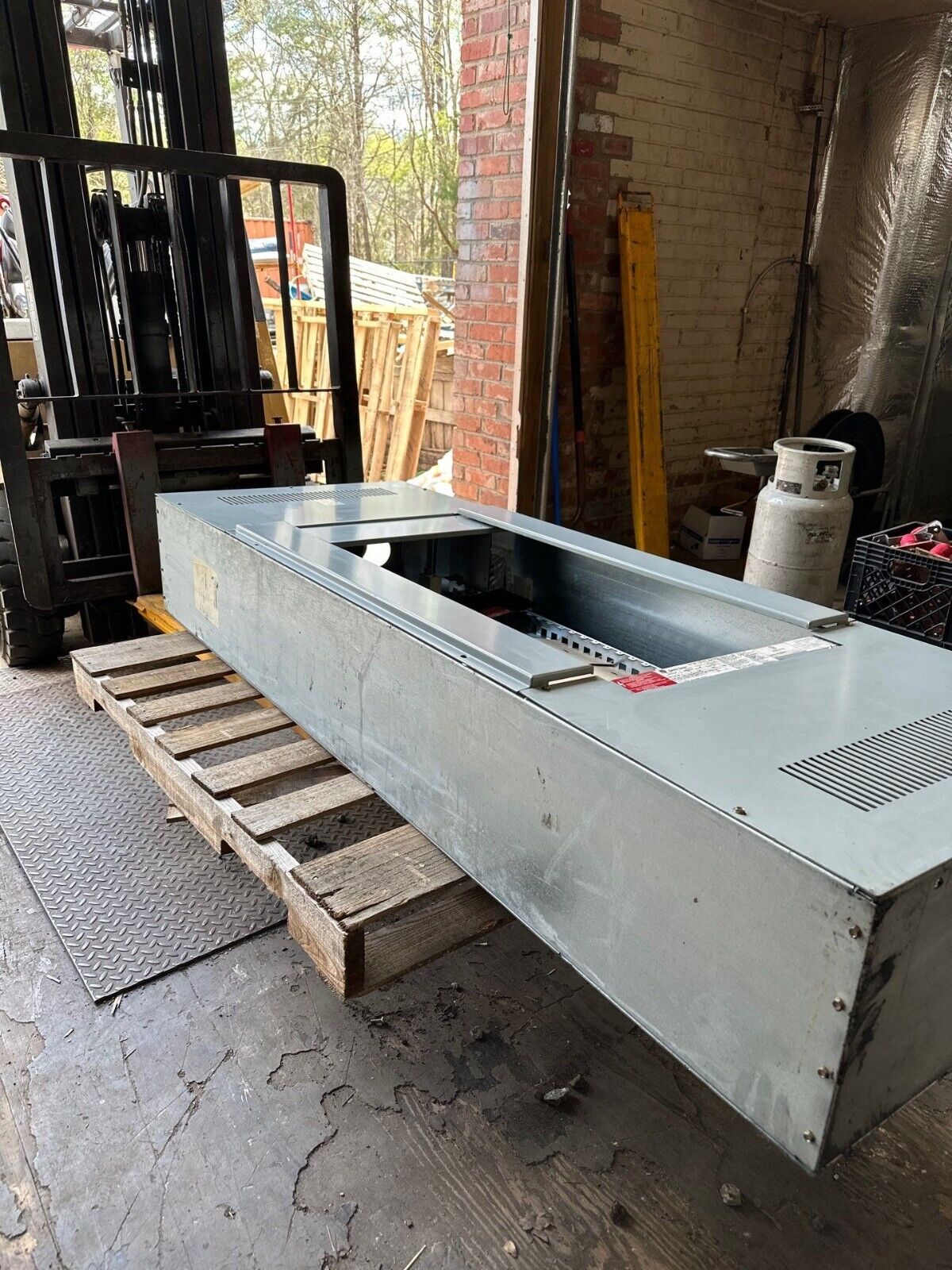 GE APNB Bolt On Style Panelboard 600A 208/120V 3PH 4W Indoor Encl MLO Main Lug P502 Used