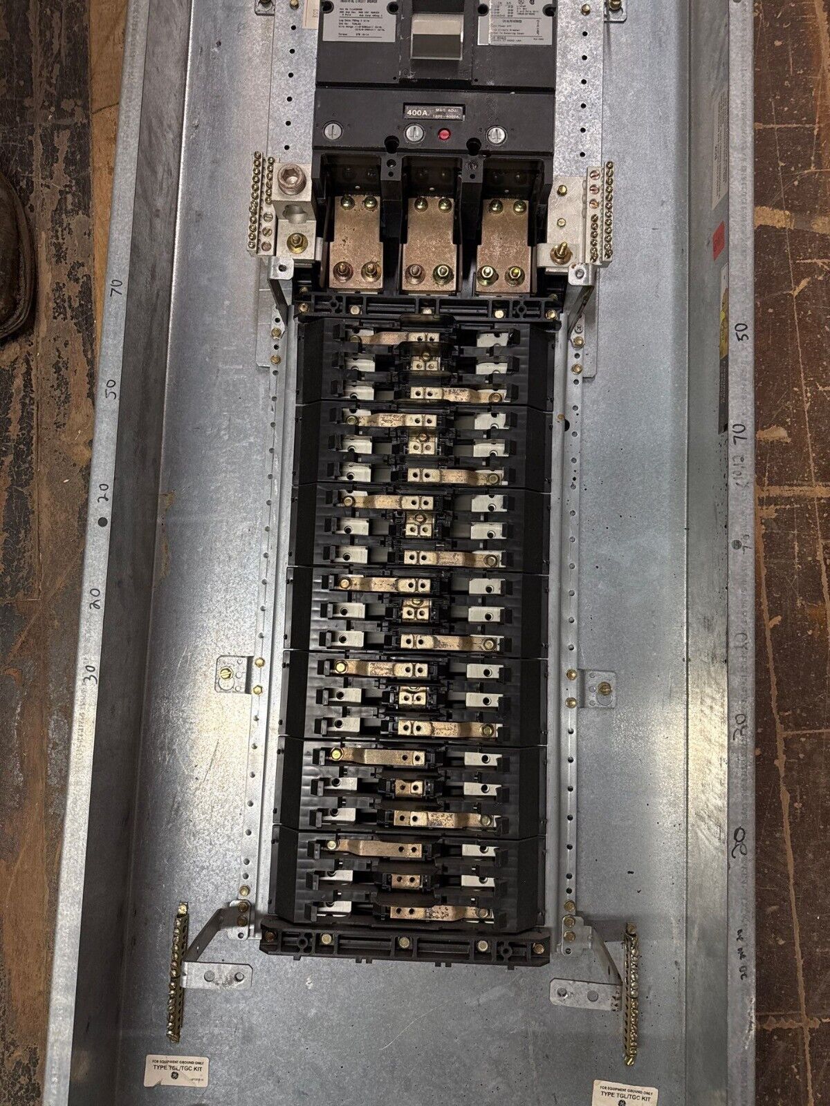 GE AEF3424BT Panelboard 400A 480/277V 3PH 4W Indoor Encl 42 Cir TJJ436400 MCB P021 Used