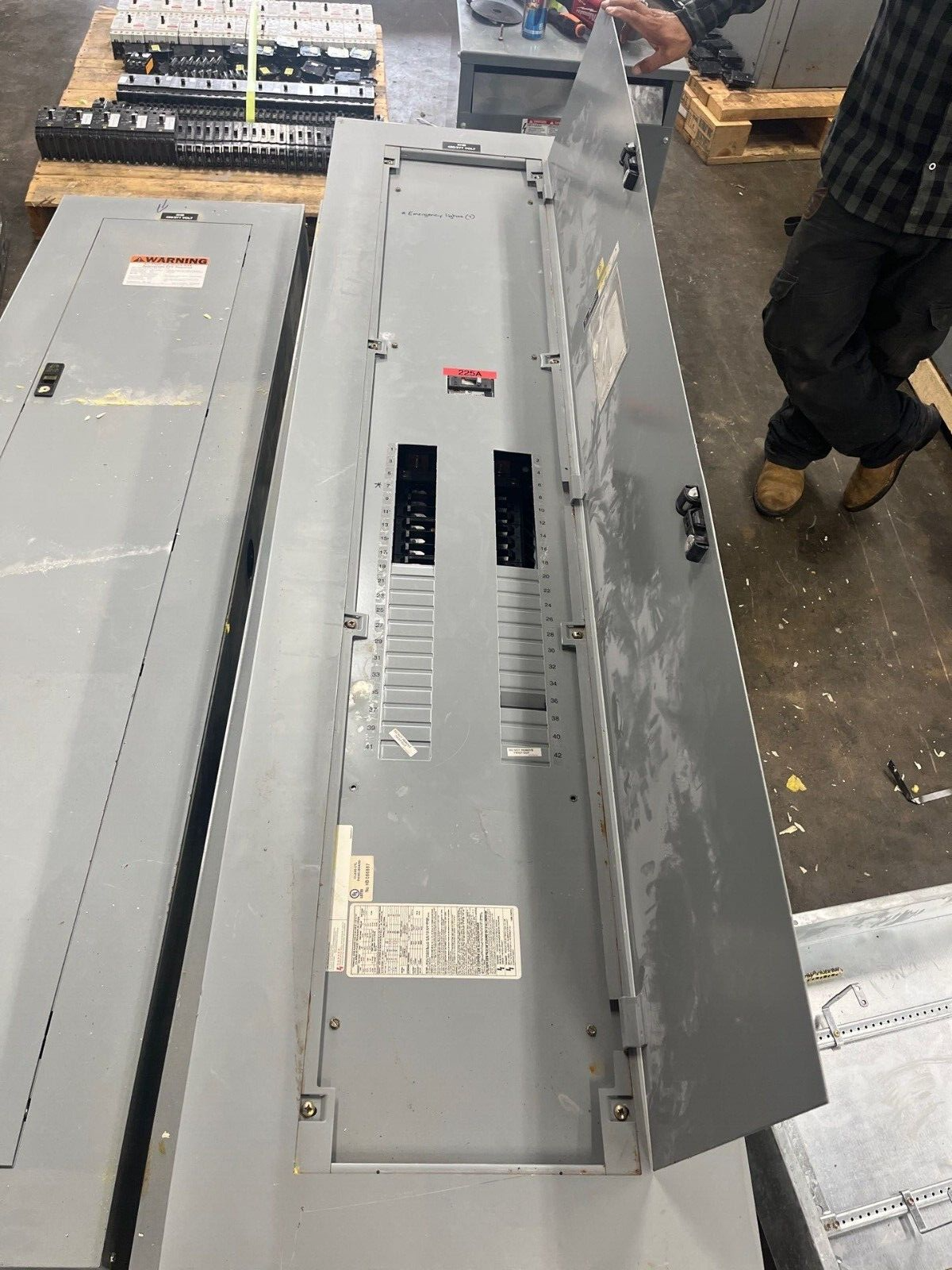 GE AEF3424MBX Panelboard 400A 480/277V 4W 3PH Indoor Encl 42Cir SFHA36AT0250 MLO P583 Used