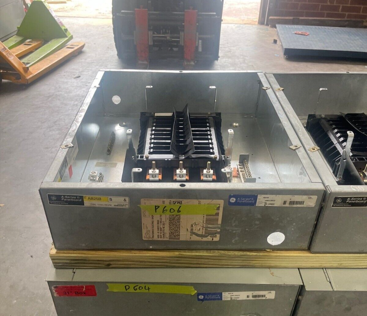 GE AEF3181MBX Panelboard 125A 480/277V 3PH 4W Indoor Encl MLO 125 Amp 18 Circuit P606 Used