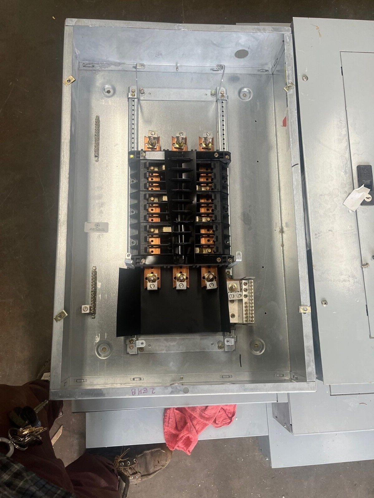 GE AEF3181MTX Panelboard 125A 480/277V 3PH 4W Indoor Encl 18 Circuit MLO AB31B P605 Used