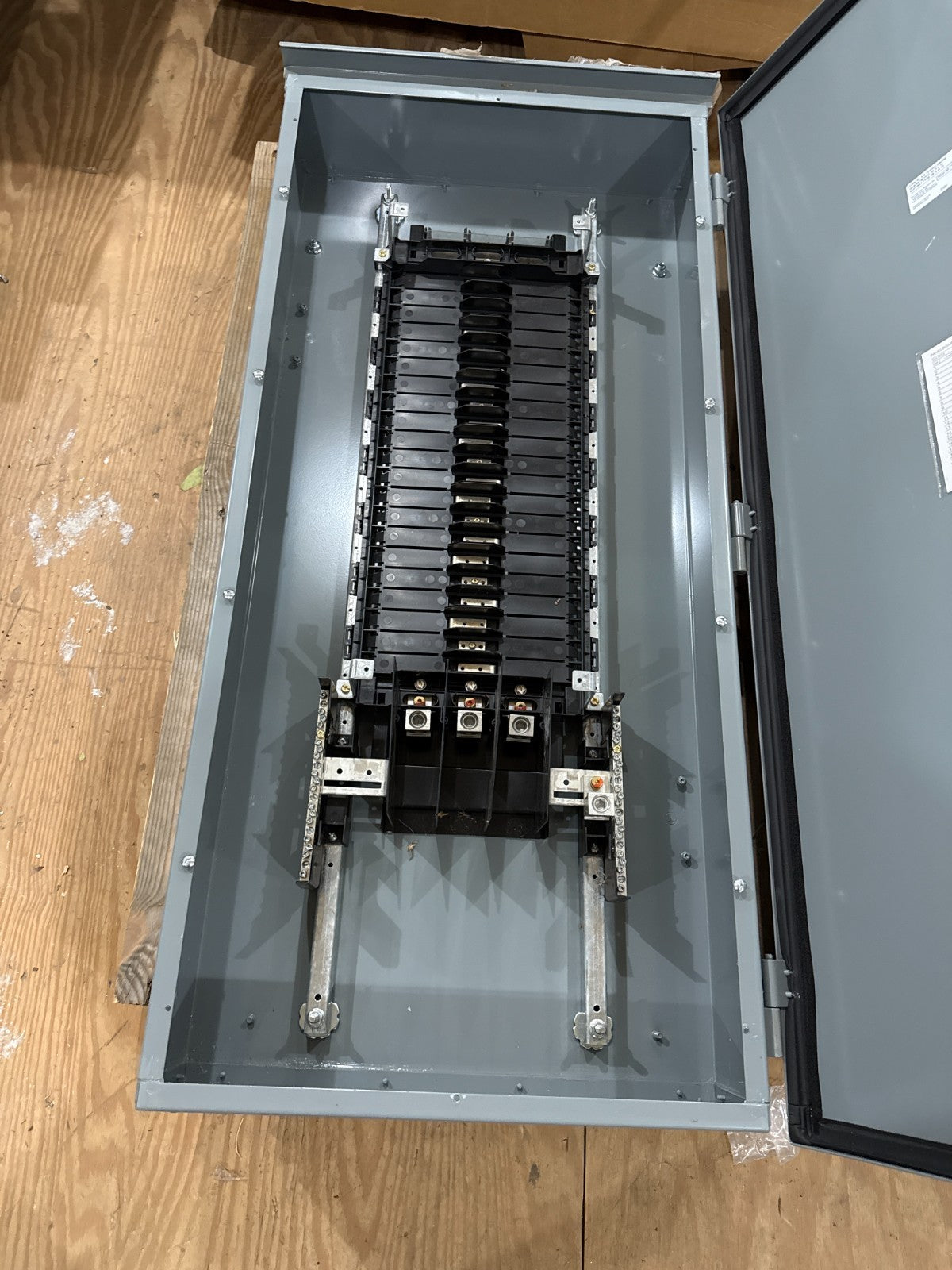 Square NF442L2C Panelboard 250A 600/347V 3PH 4W MLO Panel 250 Amp 42 Cir 3R Encl New