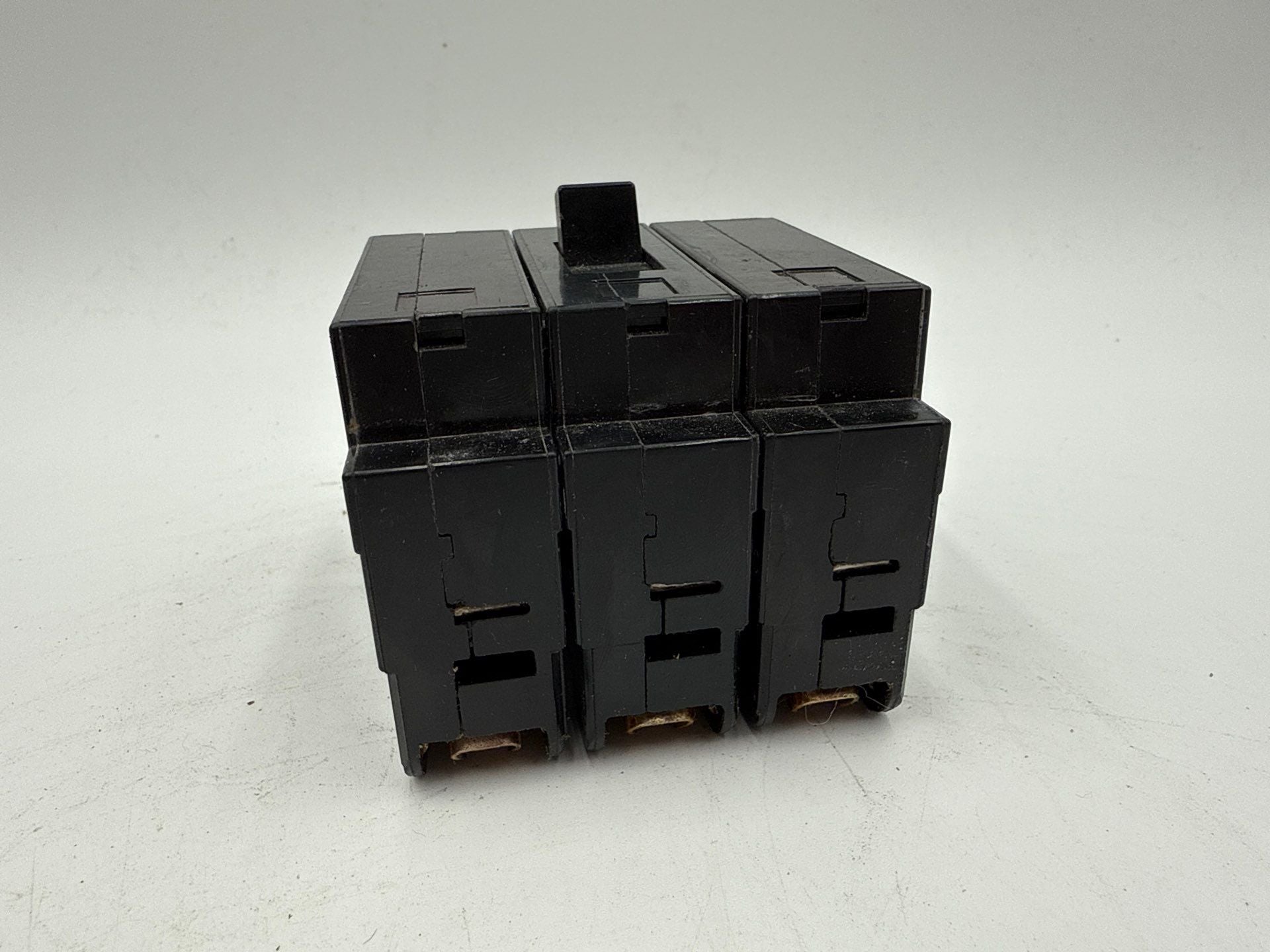 Square D EH34020 Circuit Braker 20A 3P 480/277V EH Plug On 20 Amp 3 Pole Used