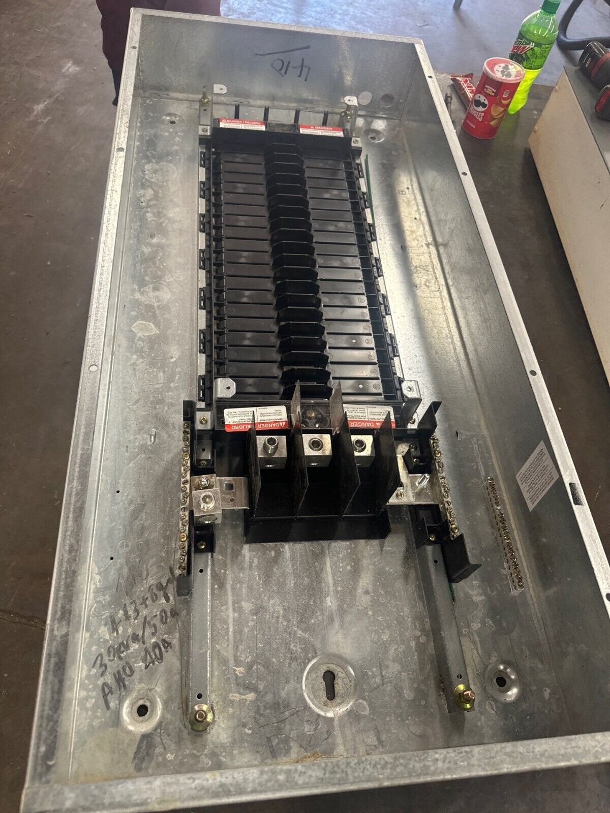 Square D NF Panelboard 250A 600V 3PH 4W 42 Cir Main Lug Panel Indoor Encl MLO P378 Used