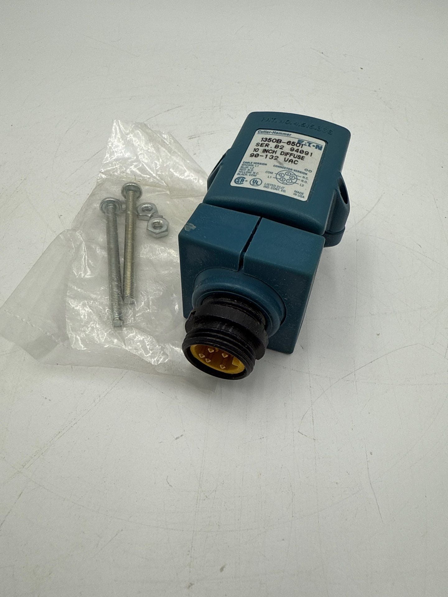 Eaton 1350B-6501 Ser B2 Photoelectric Connector 90-132V 10in Diffuse Reflective New