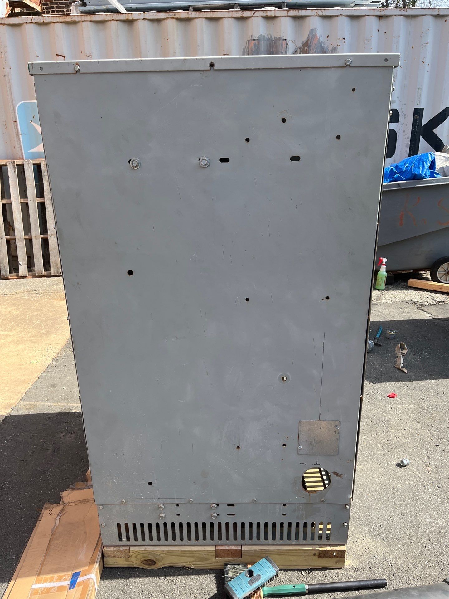 300KVA GE 9T83B3878 Transformer Pri 480V Sec 208/120V 3PH Indoor Encl Used