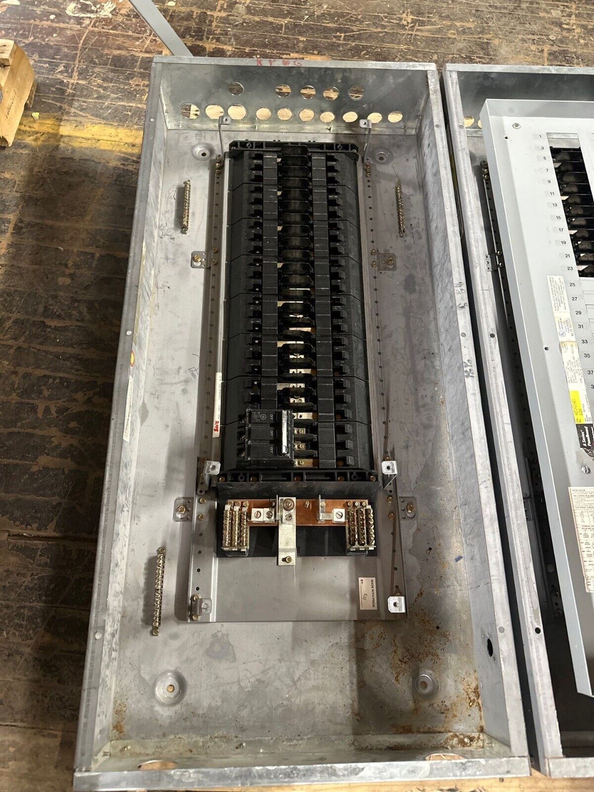 GE AQF3421ABX Panelboard 125A 208Y/120V 3PH 4W 42 CIR MCB MAIN THQB32100 NEMA 1 P027 Used